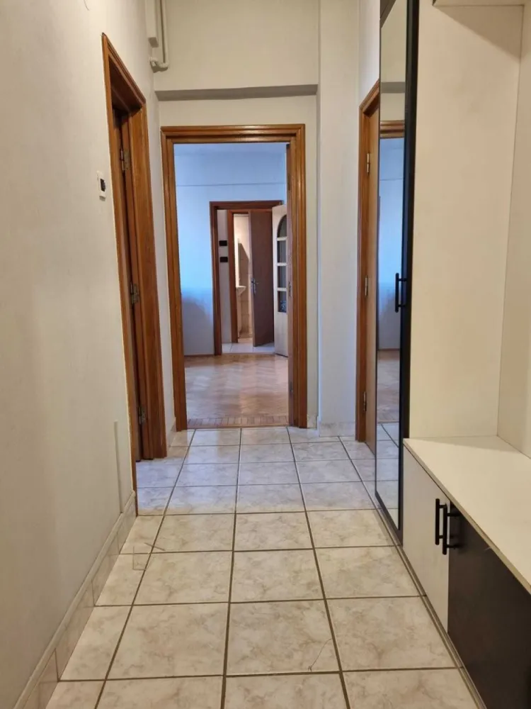 Apartament cu 2 camere de inchiriat in zona centrala +terasa de 9 m - Proprietar, inchiriez apartament cu 2 camere +terasa de 9 m in Piata Amzei cu vedere frumoasa spre primarie,in bloc linistit,etajul 6.Apartamentul se inchiriaza la maxim 2 persoane serioase, si care sa nu fumeze in apartament .Se plateste o luna +1 luna garantie.Pentru mai multe detalii sunati intre orele 10-18.