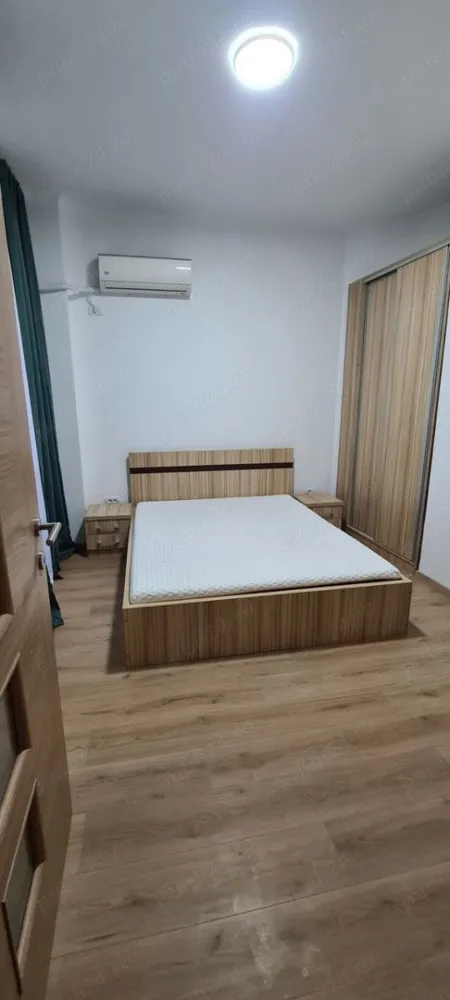 Ofer spre închiriere garsoniera dublă 40mp Universitate - Ofer spre închiriere o garsoniera dublă, recent renovată, mobilată și utilată. Prima închiriere după renovarea integrala. Locație: -zona centrală, la 500 m (7 min mers pe jos) de stația de metrou "Universitate" Suprafață: -40 mp Alte specificații: -situată la etajul 2 din 8, bloc consolidat; - 2 balcoane tip lojă; -încălzirea și apa caldă sunt asigurate de centrala termica a blocului; -aer condiționat recent igienizat; -instalatie electrica schimbată; -instalație sanitară schimbată și obiecte sanitare noi; -electrocasnice noi. *nu se accepta animale de companie; *nu se accepta fumatul in interior, doar pe balcon. Garsoniera este situata pe Bulevardul Nicolae Bălcescu si are in apropiere diverse magazine: Mega Image,(Shop&Go, Non Stop), farmacia Academiei, restaurante cofetării, stații STB, metrou Universitate.