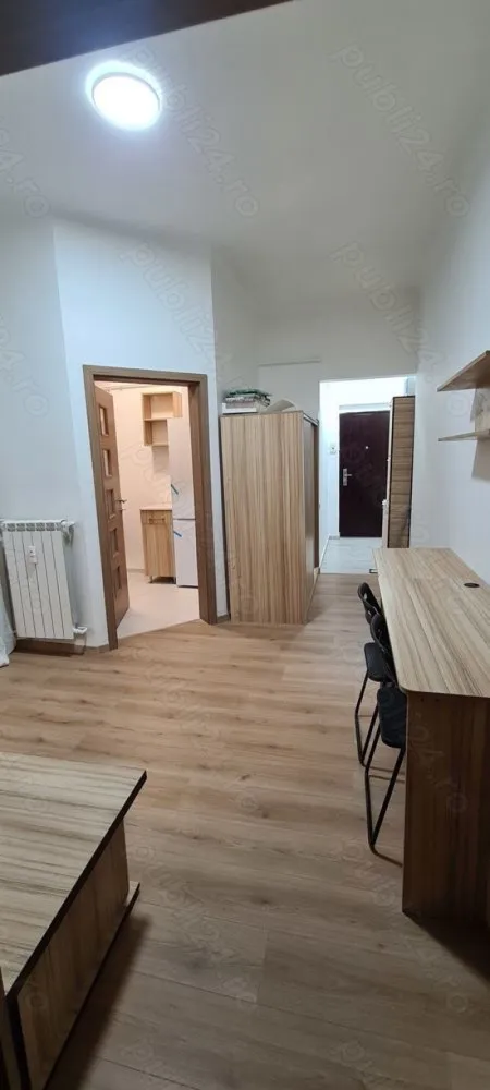 Ofer spre închiriere garsoniera dublă 40mp Universitate - Ofer spre închiriere o garsoniera dublă, recent renovată, mobilată și utilată. Prima închiriere după renovarea integrala. Locație: -zona centrală, la 500 m (7 min mers pe jos) de stația de metrou "Universitate" Suprafață: -40 mp Alte specificații: -situată la etajul 2 din 8, bloc consolidat; - 2 balcoane tip lojă; -încălzirea și apa caldă sunt asigurate de centrala termica a blocului; -aer condiționat recent igienizat; -instalatie electrica schimbată; -instalație sanitară schimbată și obiecte sanitare noi; -electrocasnice noi. *nu se accepta animale de companie; *nu se accepta fumatul in interior, doar pe balcon. Garsoniera este situata pe Bulevardul Nicolae Bălcescu si are in apropiere diverse magazine: Mega Image,(Shop&Go, Non Stop), farmacia Academiei, restaurante cofetării, stații STB, metrou Universitate.