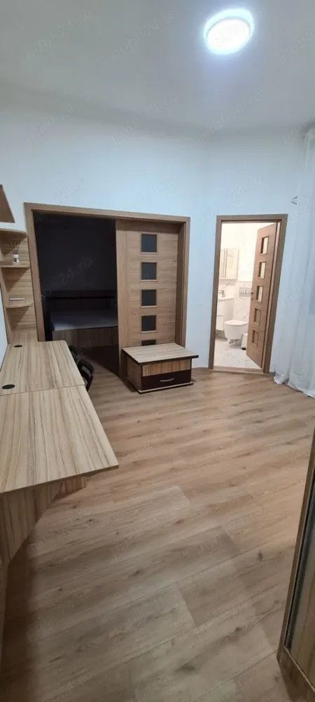 Ofer spre închiriere garsoniera dublă 40mp Universitate - Ofer spre închiriere o garsoniera dublă, recent renovată, mobilată și utilată. Prima închiriere după renovarea integrala. Locație: -zona centrală, la 500 m (7 min mers pe jos) de stația de metrou "Universitate" Suprafață: -40 mp Alte specificații: -situată la etajul 2 din 8, bloc consolidat; - 2 balcoane tip lojă; -încălzirea și apa caldă sunt asigurate de centrala termica a blocului; -aer condiționat recent igienizat; -instalatie electrica schimbată; -instalație sanitară schimbată și obiecte sanitare noi; -electrocasnice noi. *nu se accepta animale de companie; *nu se accepta fumatul in interior, doar pe balcon. Garsoniera este situata pe Bulevardul Nicolae Bălcescu si are in apropiere diverse magazine: Mega Image,(Shop&Go, Non Stop), farmacia Academiei, restaurante cofetării, stații STB, metrou Universitate.