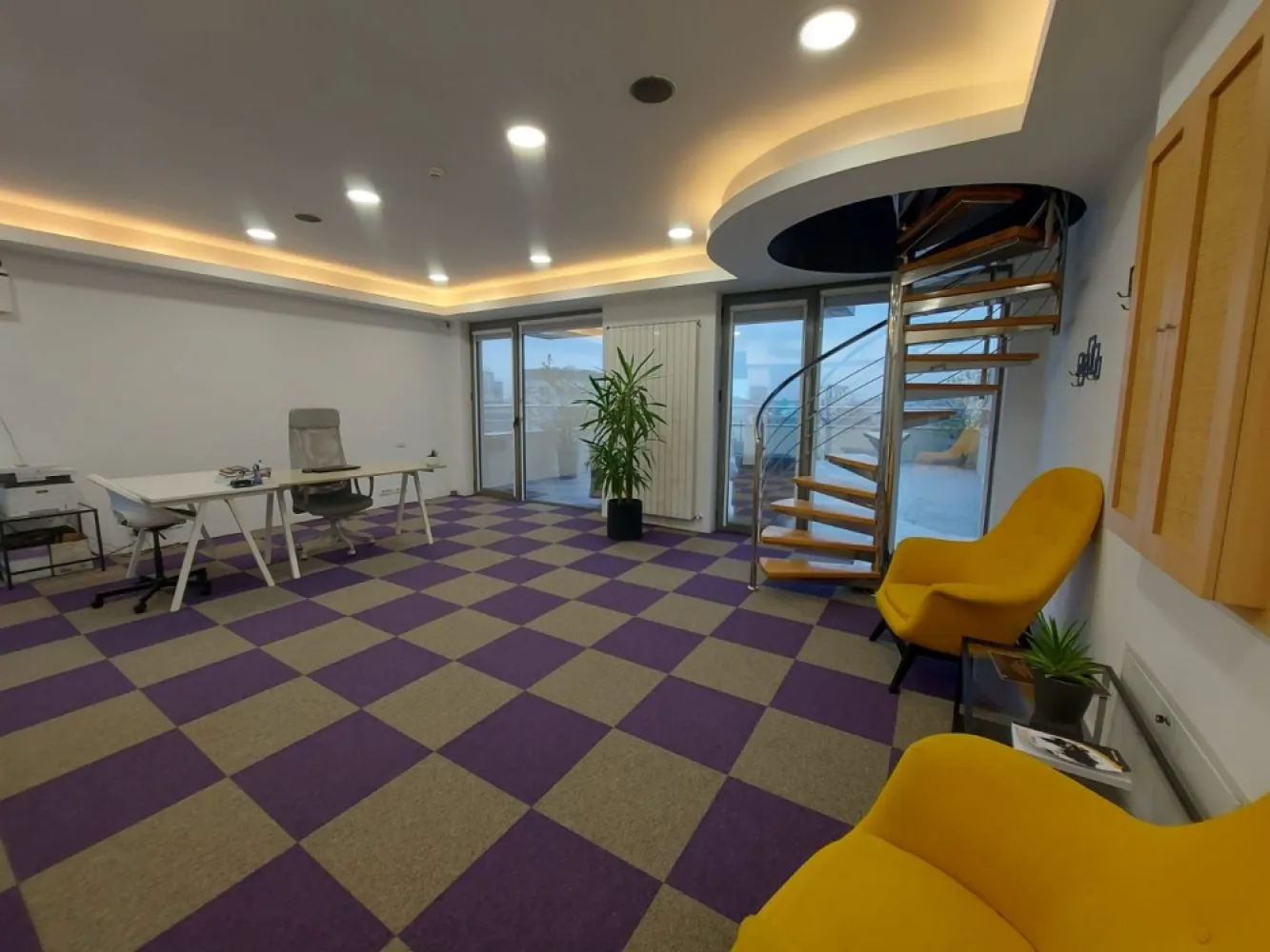 Ag BRASADAS închiriază BIROU 171mp Et 6 si 7 zona ROMANA. - Agenția BRASADAS închiriază spatiu pentru BIROU etajele 6 si 7 tip DUPLEX, suprafata utila de 171mp si terasa 196mp cu vedere panoramică, aer conditionat si centrala termica proprie. Suprafata utila este 171mp si terasa 196mp. Se inchiriaza semimobilat cu finisaje moderne si 2 grupuri sanitare, personal la poarta pentru corespondența, locuri de parcare tip Klaus.