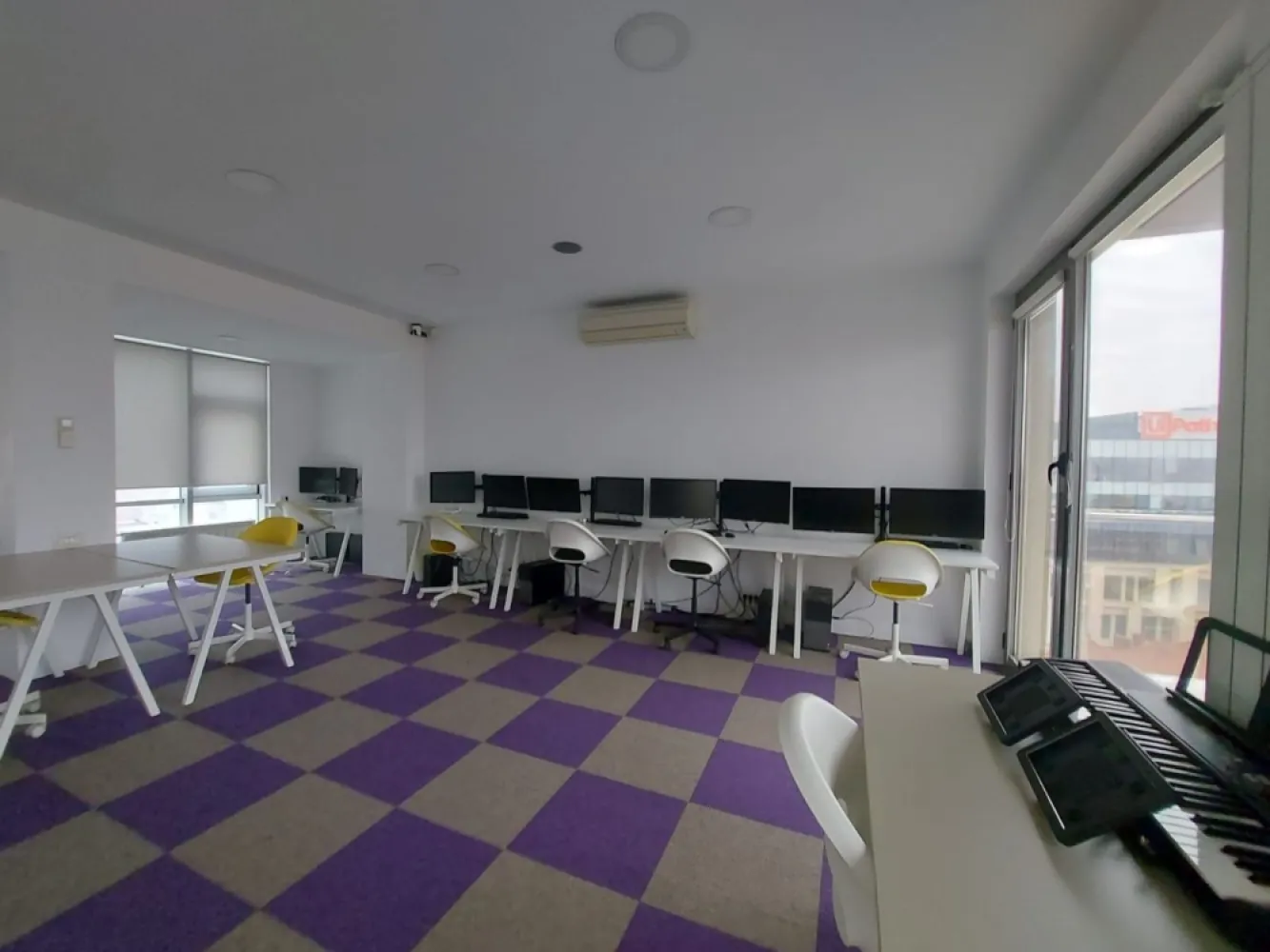 Ag BRASADAS închiriază BIROU 171mp Et 6 si 7 zona ROMANA. - Agenția BRASADAS închiriază spatiu pentru BIROU etajele 6 si 7 tip DUPLEX, suprafata utila de 171mp si terasa 196mp cu vedere panoramică, aer conditionat si centrala termica proprie. Suprafata utila este 171mp si terasa 196mp. Se inchiriaza semimobilat cu finisaje moderne si 2 grupuri sanitare, personal la poarta pentru corespondența, locuri de parcare tip Klaus.