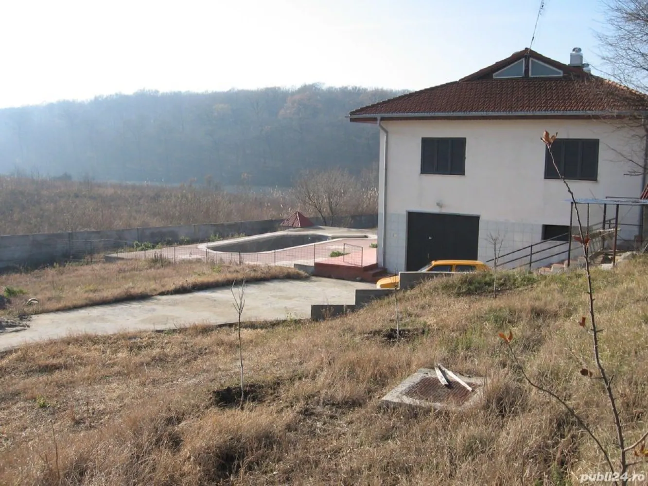 Vand Vila si teren cu deschidere la lac (5128mp) - Vila cu deschidere la lac, in localitatea Cozieni comuna Ganeasa.Este construita in 2006 din zidarie (caramida poroterm) si beton armat,acoperis tigla ,pe un teren in suprafata de 5128 mp(intravilan).avand amprenta la sol150 mp si o suprafata construita desfasurata de 324 mp,regim de inaltime P+1. Vila este compusa din parter depozit garaj suprafata de 140 mp etaj suprafata 140 mp -3 dormitoare,camera de zi,bucatarie ,doua bai(gresie,faianta,geamuri termopan,usi de lemn) Casa este deosebit de solida dar necesita reparatii,refinisare partiala,(este la gri) .Intreg ansamblul se preteaza foarte bine pentru activitatea unei firme.(drum de acces,depozit mare,) Casa dispune de curent electric,gaze,fosa septica ,put Front stradal 35 m la DJ 100 Deschidere la lac 20 m. Statie mijloc de transport in comun la 5 minute distanta.