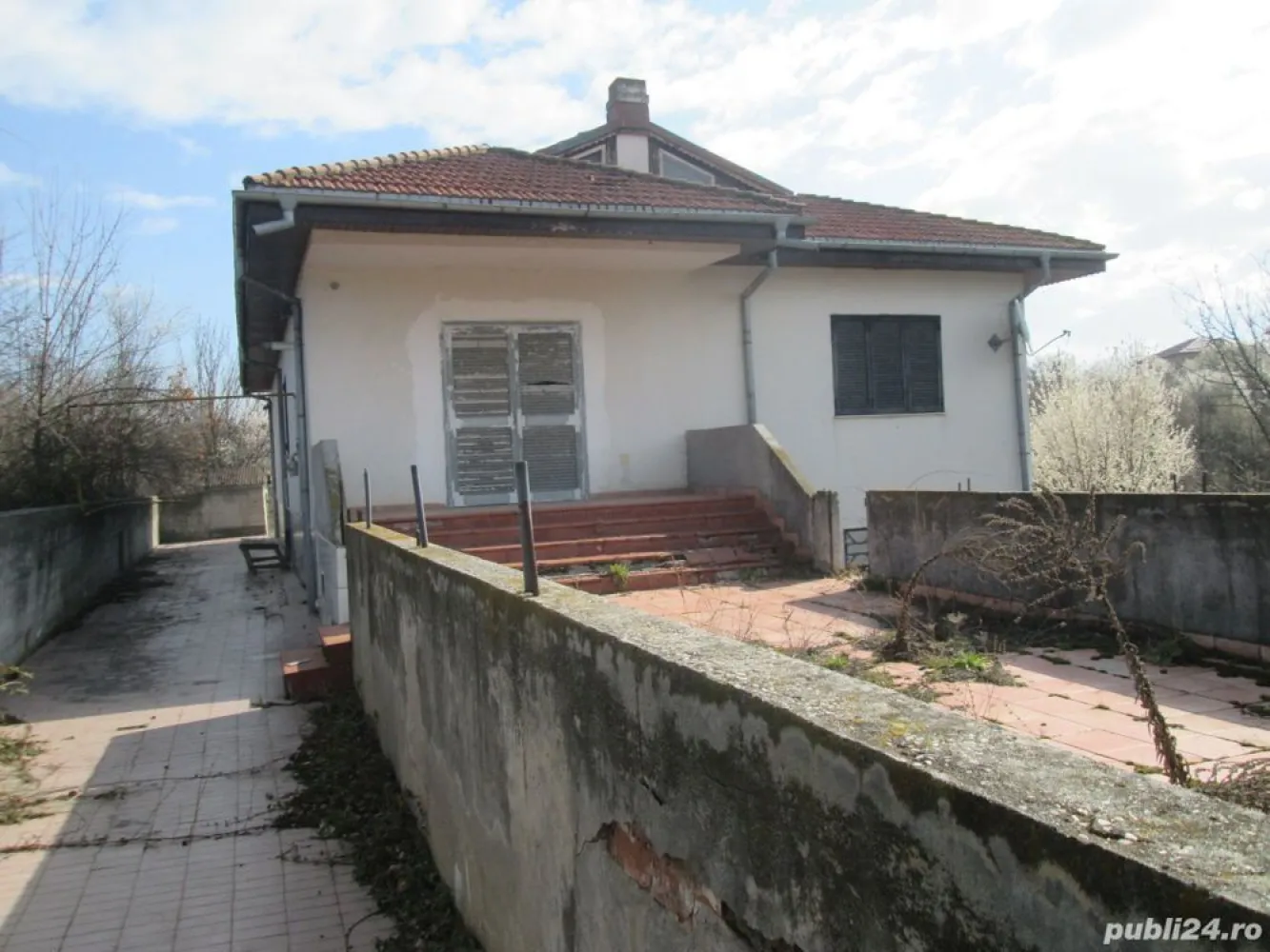 Vand Vila si teren cu deschidere la lac (5128mp) - Vila cu deschidere la lac, in localitatea Cozieni comuna Ganeasa.Este construita in 2006 din zidarie (caramida poroterm) si beton armat,acoperis tigla ,pe un teren in suprafata de 5128 mp(intravilan).avand amprenta la sol150 mp si o suprafata construita desfasurata de 324 mp,regim de inaltime P+1. Vila este compusa din parter depozit garaj suprafata de 140 mp etaj suprafata 140 mp -3 dormitoare,camera de zi,bucatarie ,doua bai(gresie,faianta,geamuri termopan,usi de lemn) Casa este deosebit de solida dar necesita reparatii,refinisare partiala,(este la gri) .Intreg ansamblul se preteaza foarte bine pentru activitatea unei firme.(drum de acces,depozit mare,) Casa dispune de curent electric,gaze,fosa septica ,put Front stradal 35 m la DJ 100 Deschidere la lac 20 m. Statie mijloc de transport in comun la 5 minute distanta.