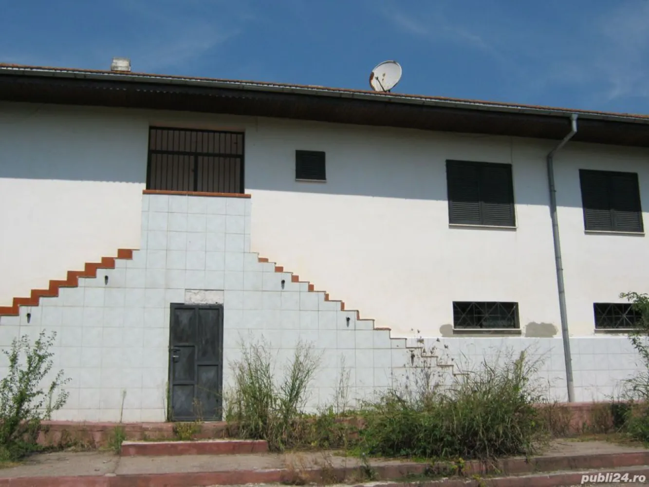 Vand Vila si teren cu deschidere la lac (5128mp) - Vila cu deschidere la lac, in localitatea Cozieni comuna Ganeasa.Este construita in 2006 din zidarie (caramida poroterm) si beton armat,acoperis tigla ,pe un teren in suprafata de 5128 mp(intravilan).avand amprenta la sol150 mp si o suprafata construita desfasurata de 324 mp,regim de inaltime P+1. Vila este compusa din parter depozit garaj suprafata de 140 mp etaj suprafata 140 mp -3 dormitoare,camera de zi,bucatarie ,doua bai(gresie,faianta,geamuri termopan,usi de lemn) Casa este deosebit de solida dar necesita reparatii,refinisare partiala,(este la gri) .Intreg ansamblul se preteaza foarte bine pentru activitatea unei firme.(drum de acces,depozit mare,) Casa dispune de curent electric,gaze,fosa septica ,put Front stradal 35 m la DJ 100 Deschidere la lac 20 m. Statie mijloc de transport in comun la 5 minute distanta.