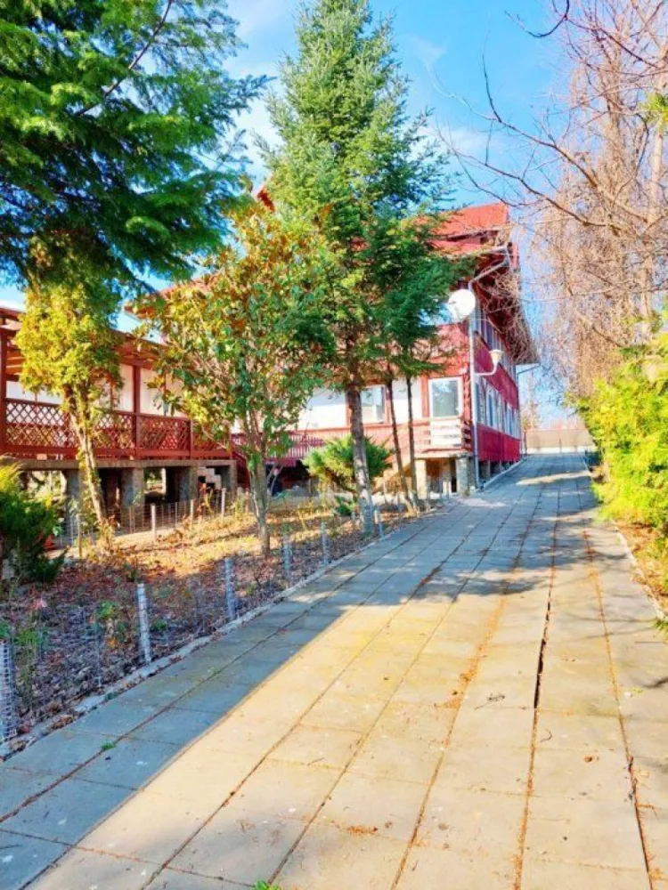 Snagov Primarie apropiere lac - casa de vacanta(duplex 120mp) pe structura de lemn(busteni) cu fundatie si subsol de beton armat; casa de oaspeti (50mp) plus foisor , piscina si garaj dublu. ambele case au centrala termica pe gaz si sunt mobilate si utilate complet. Proprietatea este libera si necesita reparatii. Ocazie