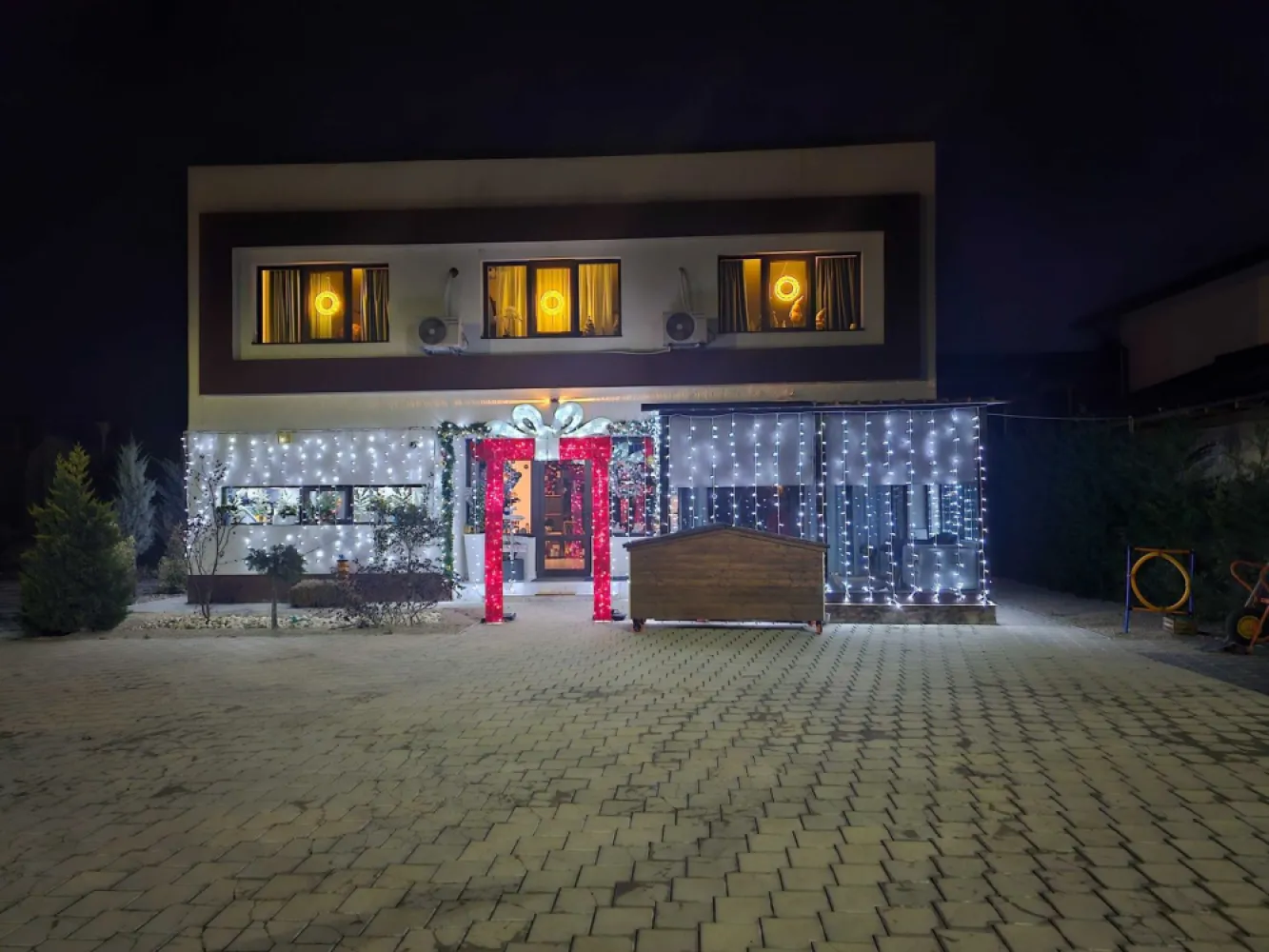 Casa de vânzare Gruiu Snagov - Casa mobilata ,uitalata complet. 3 dormitoare 3 bai 1 living 1 bucatarie 2 Camere/Spatii depozitare 1 lounge Bucatarie acesorizata AEG Masina de spalat/uscat AEG Televizoare Samsung Aer Condiționat Samsung x3 Lada frigorifica Mobila făcută pe comanda ,bucatarie / dressing Pat făcut la comanda, Ami White. Încălzire in pardoseala sus /jos. Gradina amenajata verde ,Leyland,Brad ,Cedru ,Arțar Japonez și multe alte plante ornamentale pe toata suprafață grădinii. Poarta automata auto-portanta 6,5m Sistem supraveghere Stalipi de 6m iluminare stradală/curte . Put la 40m adâncime. Magazia din spatele casei se poate transforma în locuință, autorizația este luata pentru cladire/locuință. Noi o folosim pentru depozitare. Dispune de cele necesare pentru a fi schimbata. Zona foarte liniștită ,vedere la pădure ,2 minute pana la lac . Magazine in apropiere, Mega Image ,Lidl ,Penny ,Profi ,Shop&Go; etc. Scoli, grădinițe,benzinării. Aproape de autostrada (câteva minute ) Aproape de DN1 (câteva minute) 20 de minute pana la Carrefour Corbeanca. Pentru mai multe detalii ,nu ezitați sa ma contactați și de ce nu ne vedem la o vizionare .