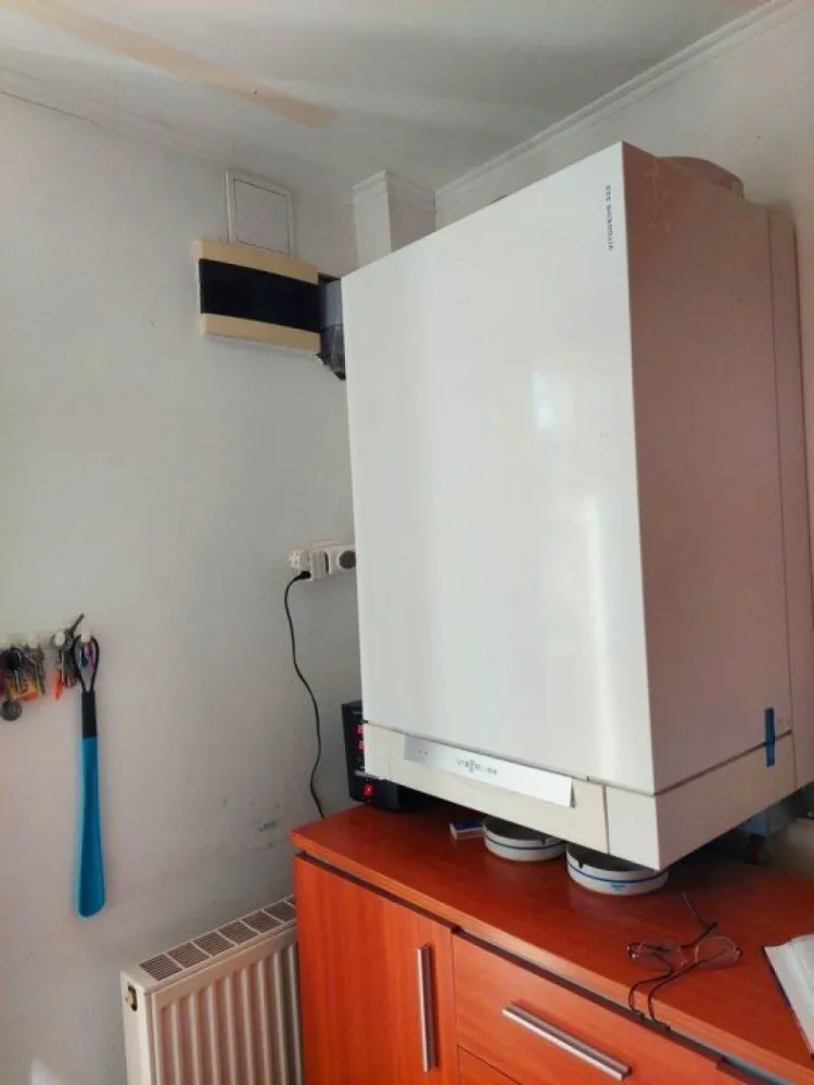 Snagov Primarie apropiere lac - casa de vacanta(duplex 120mp) pe structura de lemn(busteni) cu fundatie si subsol de beton armat; casa de oaspeti (50mp) plus foisor , piscina si garaj dublu. ambele case au centrala termica pe gaz si sunt mobilate si utilate complet. Proprietatea este libera si necesita reparatii. Ocazie
