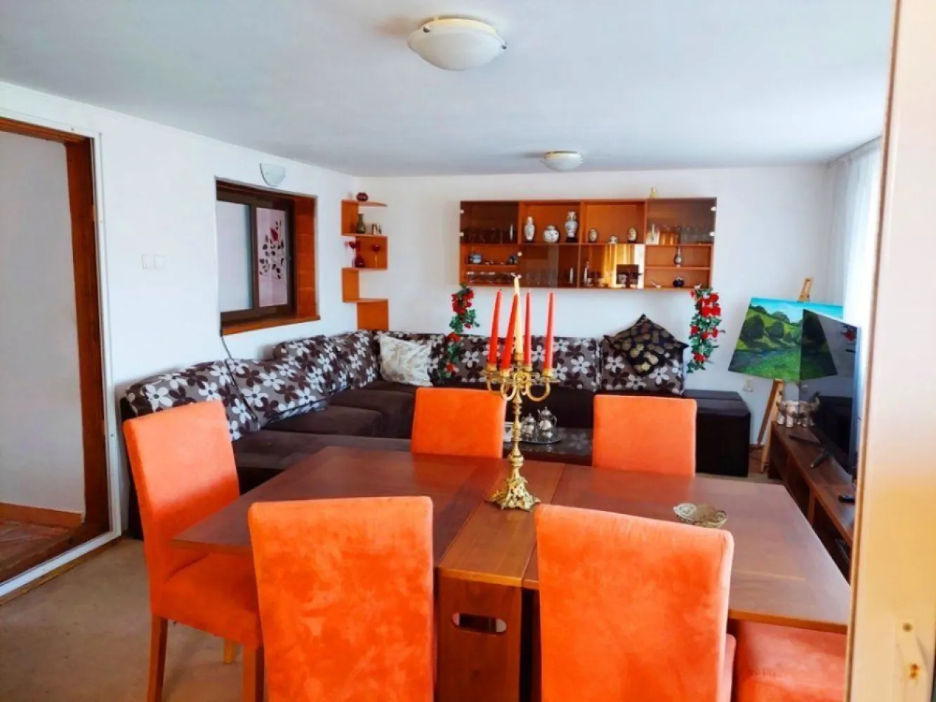 Snagov Primarie apropiere lac - casa de vacanta(duplex 120mp) pe structura de lemn(busteni) cu fundatie si subsol de beton armat; casa de oaspeti (50mp) plus foisor , piscina si garaj dublu. ambele case au centrala termica pe gaz si sunt mobilate si utilate complet. Proprietatea este libera si necesita reparatii. Ocazie