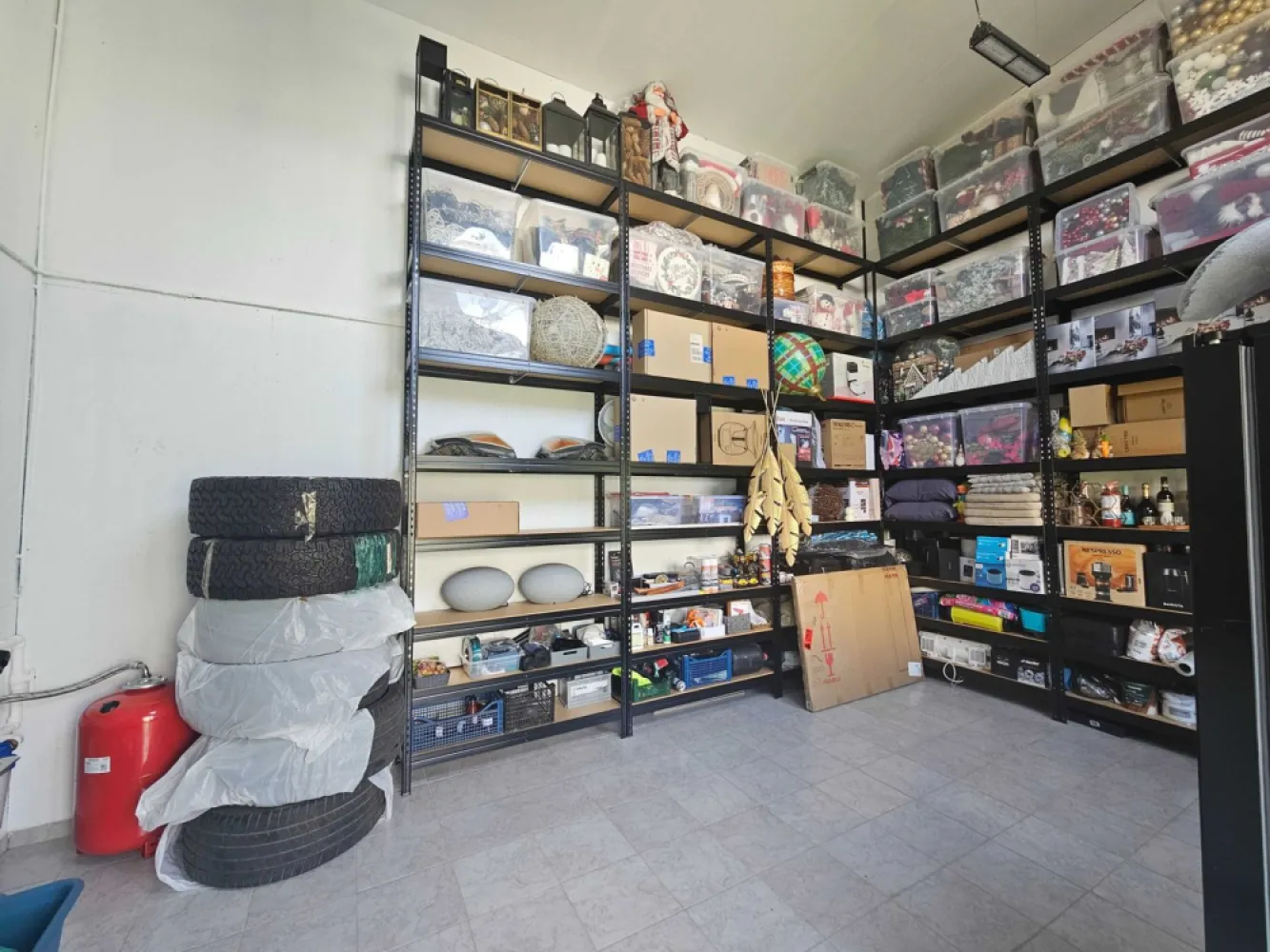 Casa de vânzare Gruiu Snagov - Casa mobilata ,uitalata complet. 3 dormitoare 3 bai 1 living 1 bucatarie 2 Camere/Spatii depozitare 1 lounge Bucatarie acesorizata AEG Masina de spalat/uscat AEG Televizoare Samsung Aer Condiționat Samsung x3 Lada frigorifica Mobila făcută pe comanda ,bucatarie / dressing Pat făcut la comanda, Ami White. Încălzire in pardoseala sus /jos. Gradina amenajata verde ,Leyland,Brad ,Cedru ,Arțar Japonez și multe alte plante ornamentale pe toata suprafață grădinii. Poarta automata auto-portanta 6,5m Sistem supraveghere Stalipi de 6m iluminare stradală/curte . Put la 40m adâncime. Magazia din spatele casei se poate transforma în locuință, autorizația este luata pentru cladire/locuință. Noi o folosim pentru depozitare. Dispune de cele necesare pentru a fi schimbata. Zona foarte liniștită ,vedere la pădure ,2 minute pana la lac . Magazine in apropiere, Mega Image ,Lidl ,Penny ,Profi ,Shop&Go; etc. Scoli, grădinițe,benzinării. Aproape de autostrada (câteva minute ) Aproape de DN1 (câteva minute) 20 de minute pana la Carrefour Corbeanca. Pentru mai multe detalii ,nu ezitați sa ma contactați și de ce nu ne vedem la o vizionare .