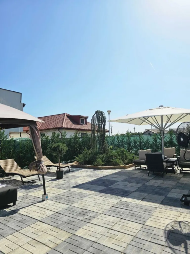 Casa de vânzare Gruiu Snagov - Casa mobilata ,uitalata complet. 3 dormitoare 3 bai 1 living 1 bucatarie 2 Camere/Spatii depozitare 1 lounge Bucatarie acesorizata AEG Masina de spalat/uscat AEG Televizoare Samsung Aer Condiționat Samsung x3 Lada frigorifica Mobila făcută pe comanda ,bucatarie / dressing Pat făcut la comanda, Ami White. Încălzire in pardoseala sus /jos. Gradina amenajata verde ,Leyland,Brad ,Cedru ,Arțar Japonez și multe alte plante ornamentale pe toata suprafață grădinii. Poarta automata auto-portanta 6,5m Sistem supraveghere Stalipi de 6m iluminare stradală/curte . Put la 40m adâncime. Magazia din spatele casei se poate transforma în locuință, autorizația este luata pentru cladire/locuință. Noi o folosim pentru depozitare. Dispune de cele necesare pentru a fi schimbata. Zona foarte liniștită ,vedere la pădure ,2 minute pana la lac . Magazine in apropiere, Mega Image ,Lidl ,Penny ,Profi ,Shop&Go; etc. Scoli, grădinițe,benzinării. Aproape de autostrada (câteva minute ) Aproape de DN1 (câteva minute) 20 de minute pana la Carrefour Corbeanca. Pentru mai multe detalii ,nu ezitați sa ma contactați și de ce nu ne vedem la o vizionare .