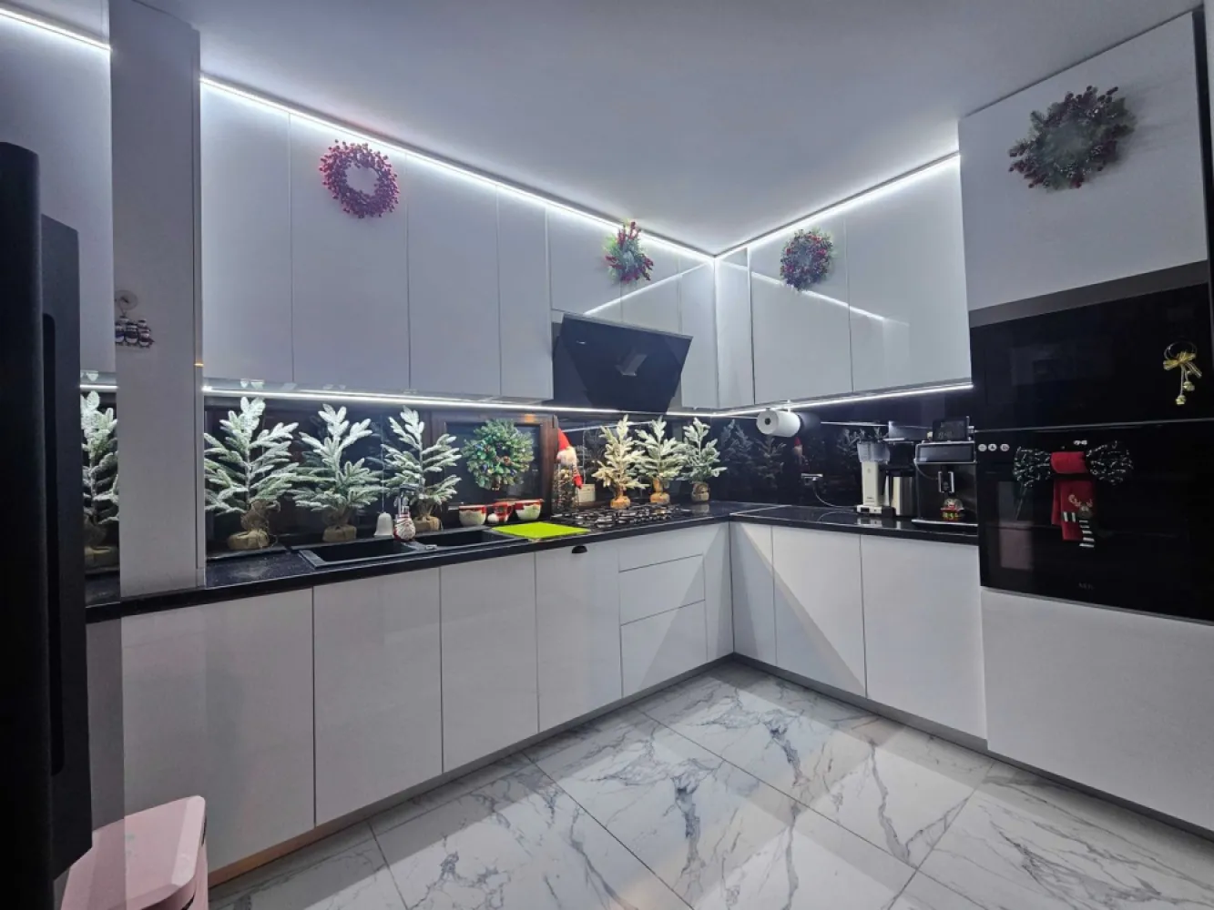 Casa de vânzare Gruiu Snagov - Casa mobilata ,uitalata complet. 3 dormitoare 3 bai 1 living 1 bucatarie 2 Camere/Spatii depozitare 1 lounge Bucatarie acesorizata AEG Masina de spalat/uscat AEG Televizoare Samsung Aer Condiționat Samsung x3 Lada frigorifica Mobila făcută pe comanda ,bucatarie / dressing Pat făcut la comanda, Ami White. Încălzire in pardoseala sus /jos. Gradina amenajata verde ,Leyland,Brad ,Cedru ,Arțar Japonez și multe alte plante ornamentale pe toata suprafață grădinii. Poarta automata auto-portanta 6,5m Sistem supraveghere Stalipi de 6m iluminare stradală/curte . Put la 40m adâncime. Magazia din spatele casei se poate transforma în locuință, autorizația este luata pentru cladire/locuință. Noi o folosim pentru depozitare. Dispune de cele necesare pentru a fi schimbata. Zona foarte liniștită ,vedere la pădure ,2 minute pana la lac . Magazine in apropiere, Mega Image ,Lidl ,Penny ,Profi ,Shop&Go; etc. Scoli, grădinițe,benzinării. Aproape de autostrada (câteva minute ) Aproape de DN1 (câteva minute) 20 de minute pana la Carrefour Corbeanca. Pentru mai multe detalii ,nu ezitați sa ma contactați și de ce nu ne vedem la o vizionare .