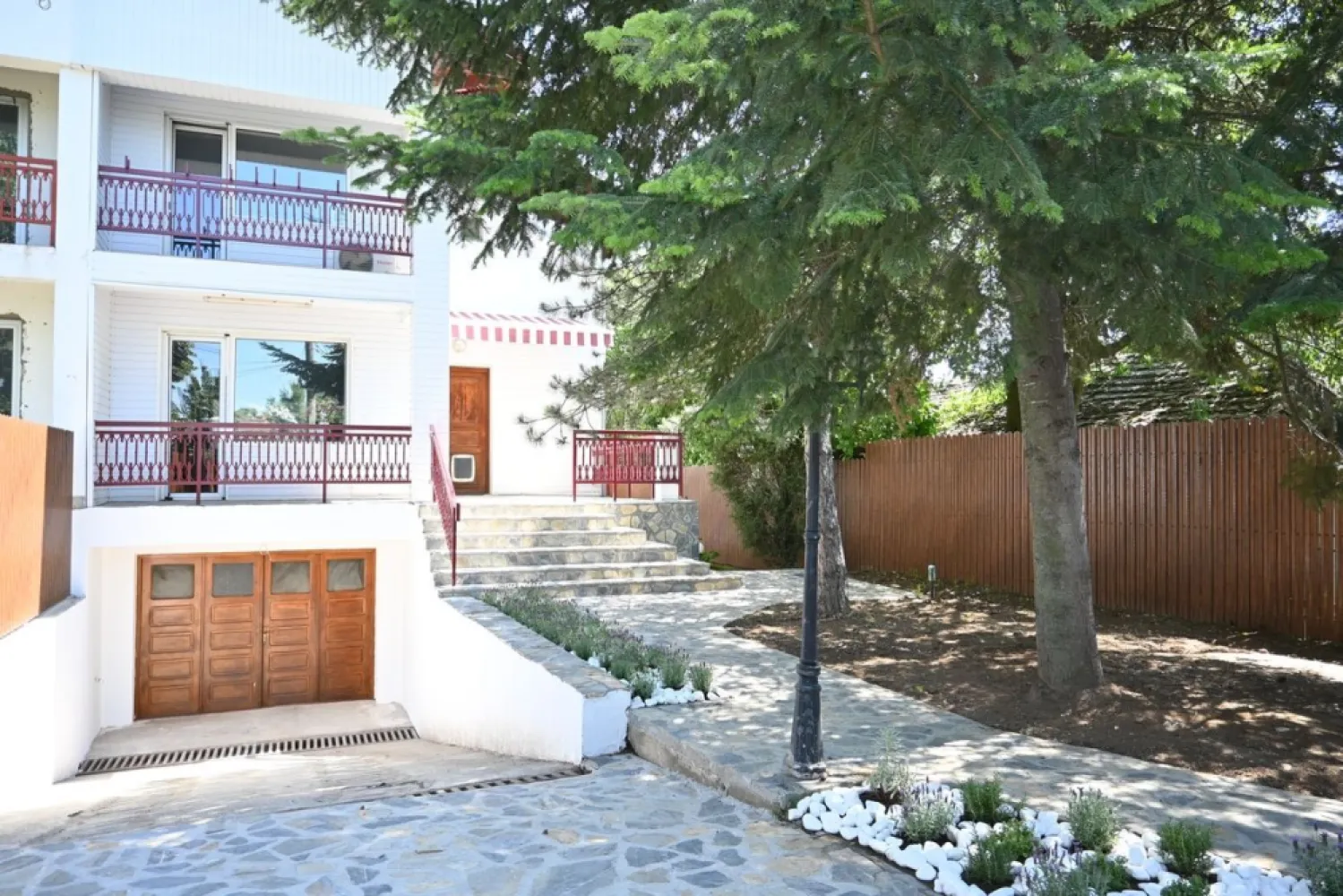 Snagov, renovata 2024, complet mobilata si utilata - Direct proprietar. Vila tip duplex + casa de oaspeti, renovate complet in 2024, cu mare atentie la detalii. Se vand mobilate si utilate complet, cu totul nou. Situata in Snagov, intr-o zona linistita, la 100 m de padure. Casa principala (250 mp utili, D+P+E) este formata din: - Demisol: cinema, birou, baie, garaj, 2 camere tehnice. - Parter: baie, living, bucatarie, dinning, terasa interioara, terasa exterioara, balcon. - Etaj: 3 dormitoare, baie, terasa interioara, balcon. Casa de oaspeti: (50 mp utili, P+mansarda) are bucatarie/dinning, living si baie. Toate utilitatile: gaz, curent, apa, canalizare, internet/TV. Curte amenajata cu gazon (inclusiv instalatie de irigatie), vegetatie matura, minilivada, foisor, gratar, fire pit.
