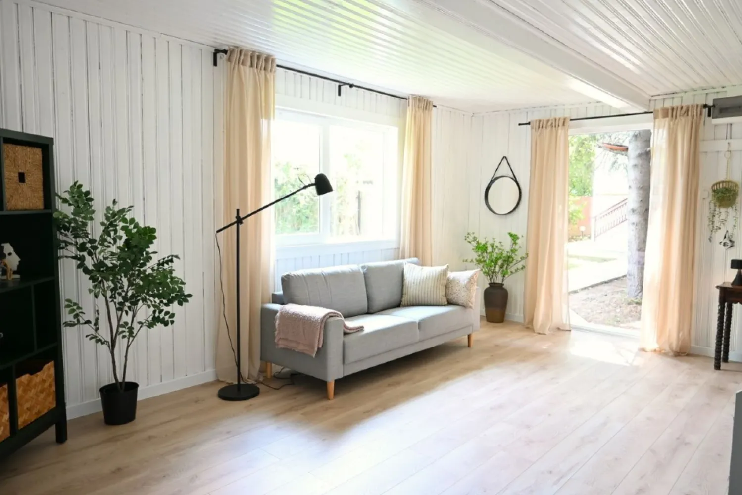 Snagov, renovata 2024, complet mobilata si utilata - Direct proprietar. Vila tip duplex + casa de oaspeti, renovate complet in 2024, cu mare atentie la detalii. Se vand mobilate si utilate complet, cu totul nou. Situata in Snagov, intr-o zona linistita, la 100 m de padure. Casa principala (250 mp utili, D+P+E) este formata din: - Demisol: cinema, birou, baie, garaj, 2 camere tehnice. - Parter: baie, living, bucatarie, dinning, terasa interioara, terasa exterioara, balcon. - Etaj: 3 dormitoare, baie, terasa interioara, balcon. Casa de oaspeti: (50 mp utili, P+mansarda) are bucatarie/dinning, living si baie. Toate utilitatile: gaz, curent, apa, canalizare, internet/TV. Curte amenajata cu gazon (inclusiv instalatie de irigatie), vegetatie matura, minilivada, foisor, gratar, fire pit.
