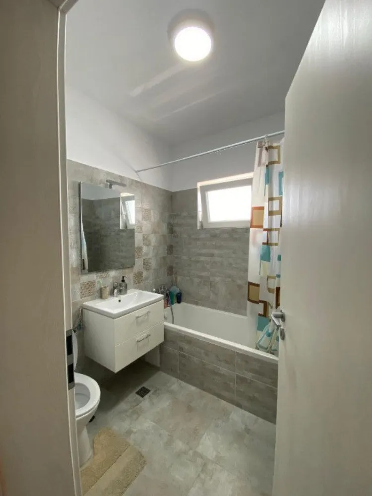 Proprietar,apartament 2 cam,mobilat/parcare Kristal Residence,Berceni - Complex Kristal Residence, Bloc D6, etajul 8 din 8 cu vedere panoramică. Acest apartament elegant, construit în 2022, este mobilat și utilat la comanda, gata pentru a te muta. Se vinde ca in fotografii. Caracteristici: Spațiu Generos: 2 camere frumos mobilate, cu mobilier realizat pe comandă pentru un plus de personalitate. Comoditate: Include parcare supraterană și 2 lifturi pentru acces facil, aer condiționat Bosch și centrală termică Viessmann cu conexiune wifi. Ideal pentru Familii: Bucură-te de spații verzi și locuri de joacă chiar lângă locuință, precum și de vecinătatea parcului Tudor Arghezi. Locație Excelentă: La doar 1 minut de magazine, 2-3 minute de Lidl si Kaufland și lângă Jumbo și Metro Berceni. Conectivitate Excelentă: La doar 3 minute de mijloacele de transport în comun și 8-9 minute de metrou, făcând naveta accesibilă. Acest apartament este perfect pentru cei care apreciază confortul și stilul, cu mobilier pentru un aer modern și electrocasnice de calitate. Nu rata această oportunitate de a deține o locuință într-una dintre cele mai dinamice zone. Pret: 97.000€ negociabil Se poate achiziționa și fără locul de parcare (prin banca), iar acesta să fie cumpărat separat prin rate.