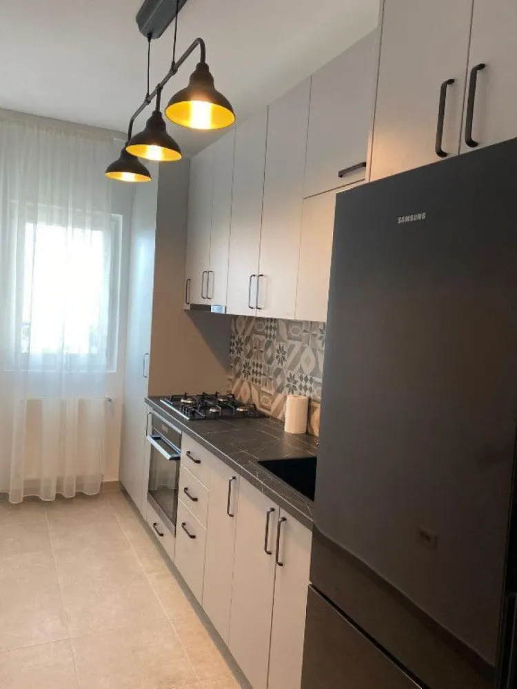 Proprietar,apartament 2 cam,mobilat/parcare Kristal Residence,Berceni - Complex Kristal Residence, Bloc D6, etajul 8 din 8 cu vedere panoramică. Acest apartament elegant, construit în 2022, este mobilat și utilat la comanda, gata pentru a te muta. Se vinde ca in fotografii. Caracteristici: Spațiu Generos: 2 camere frumos mobilate, cu mobilier realizat pe comandă pentru un plus de personalitate. Comoditate: Include parcare supraterană și 2 lifturi pentru acces facil, aer condiționat Bosch și centrală termică Viessmann cu conexiune wifi. Ideal pentru Familii: Bucură-te de spații verzi și locuri de joacă chiar lângă locuință, precum și de vecinătatea parcului Tudor Arghezi. Locație Excelentă: La doar 1 minut de magazine, 2-3 minute de Lidl si Kaufland și lângă Jumbo și Metro Berceni. Conectivitate Excelentă: La doar 3 minute de mijloacele de transport în comun și 8-9 minute de metrou, făcând naveta accesibilă. Acest apartament este perfect pentru cei care apreciază confortul și stilul, cu mobilier pentru un aer modern și electrocasnice de calitate. Nu rata această oportunitate de a deține o locuință într-una dintre cele mai dinamice zone. Pret: 97.000€ negociabil Se poate achiziționa și fără locul de parcare (prin banca), iar acesta să fie cumpărat separat prin rate.