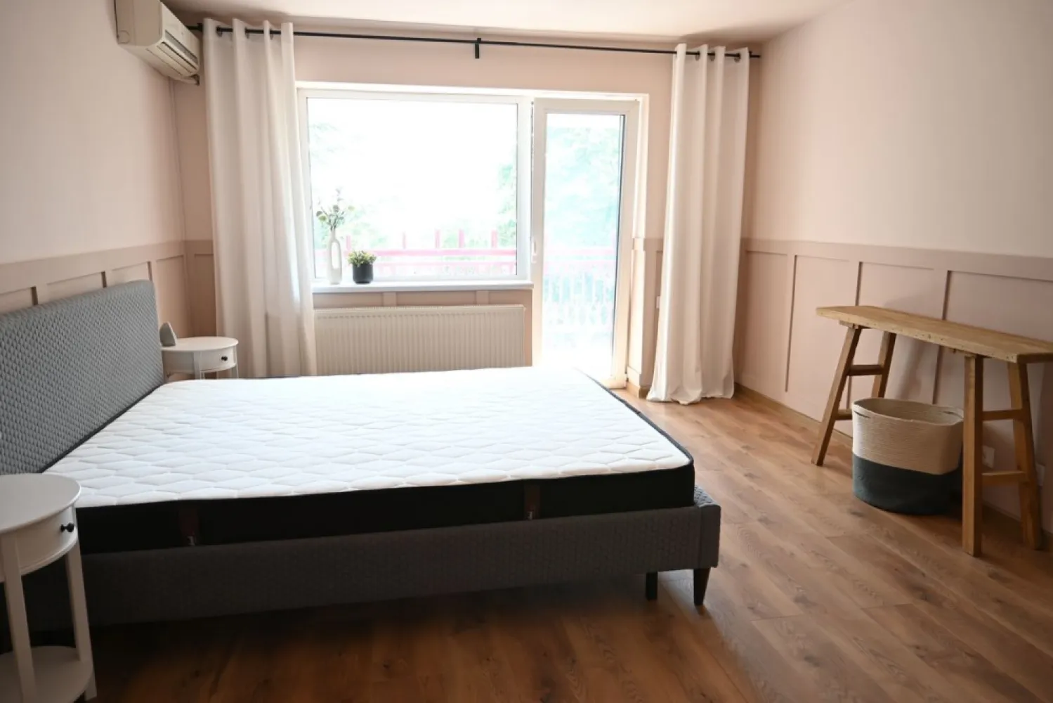 Snagov, renovata 2024, complet mobilata si utilata - Direct proprietar. Vila tip duplex + casa de oaspeti, renovate complet in 2024, cu mare atentie la detalii. Se vand mobilate si utilate complet, cu totul nou. Situata in Snagov, intr-o zona linistita, la 100 m de padure. Casa principala (250 mp utili, D+P+E) este formata din: - Demisol: cinema, birou, baie, garaj, 2 camere tehnice. - Parter: baie, living, bucatarie, dinning, terasa interioara, terasa exterioara, balcon. - Etaj: 3 dormitoare, baie, terasa interioara, balcon. Casa de oaspeti: (50 mp utili, P+mansarda) are bucatarie/dinning, living si baie. Toate utilitatile: gaz, curent, apa, canalizare, internet/TV. Curte amenajata cu gazon (inclusiv instalatie de irigatie), vegetatie matura, minilivada, foisor, gratar, fire pit.