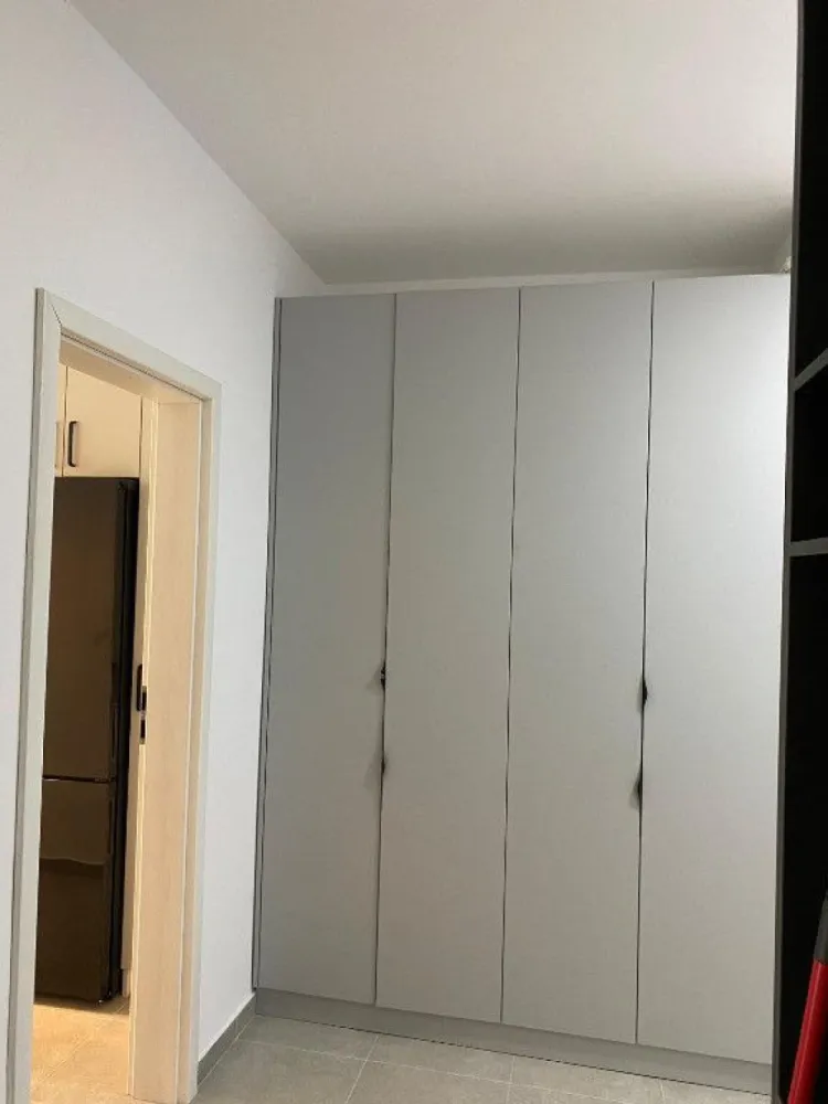 Proprietar,apartament 2 cam,mobilat/parcare Kristal Residence,Berceni - Complex Kristal Residence, Bloc D6, etajul 8 din 8 cu vedere panoramică. Acest apartament elegant, construit în 2022, este mobilat și utilat la comanda, gata pentru a te muta. Se vinde ca in fotografii. Caracteristici: Spațiu Generos: 2 camere frumos mobilate, cu mobilier realizat pe comandă pentru un plus de personalitate. Comoditate: Include parcare supraterană și 2 lifturi pentru acces facil, aer condiționat Bosch și centrală termică Viessmann cu conexiune wifi. Ideal pentru Familii: Bucură-te de spații verzi și locuri de joacă chiar lângă locuință, precum și de vecinătatea parcului Tudor Arghezi. Locație Excelentă: La doar 1 minut de magazine, 2-3 minute de Lidl si Kaufland și lângă Jumbo și Metro Berceni. Conectivitate Excelentă: La doar 3 minute de mijloacele de transport în comun și 8-9 minute de metrou, făcând naveta accesibilă. Acest apartament este perfect pentru cei care apreciază confortul și stilul, cu mobilier pentru un aer modern și electrocasnice de calitate. Nu rata această oportunitate de a deține o locuință într-una dintre cele mai dinamice zone. Pret: 97.000€ negociabil Se poate achiziționa și fără locul de parcare (prin banca), iar acesta să fie cumpărat separat prin rate.