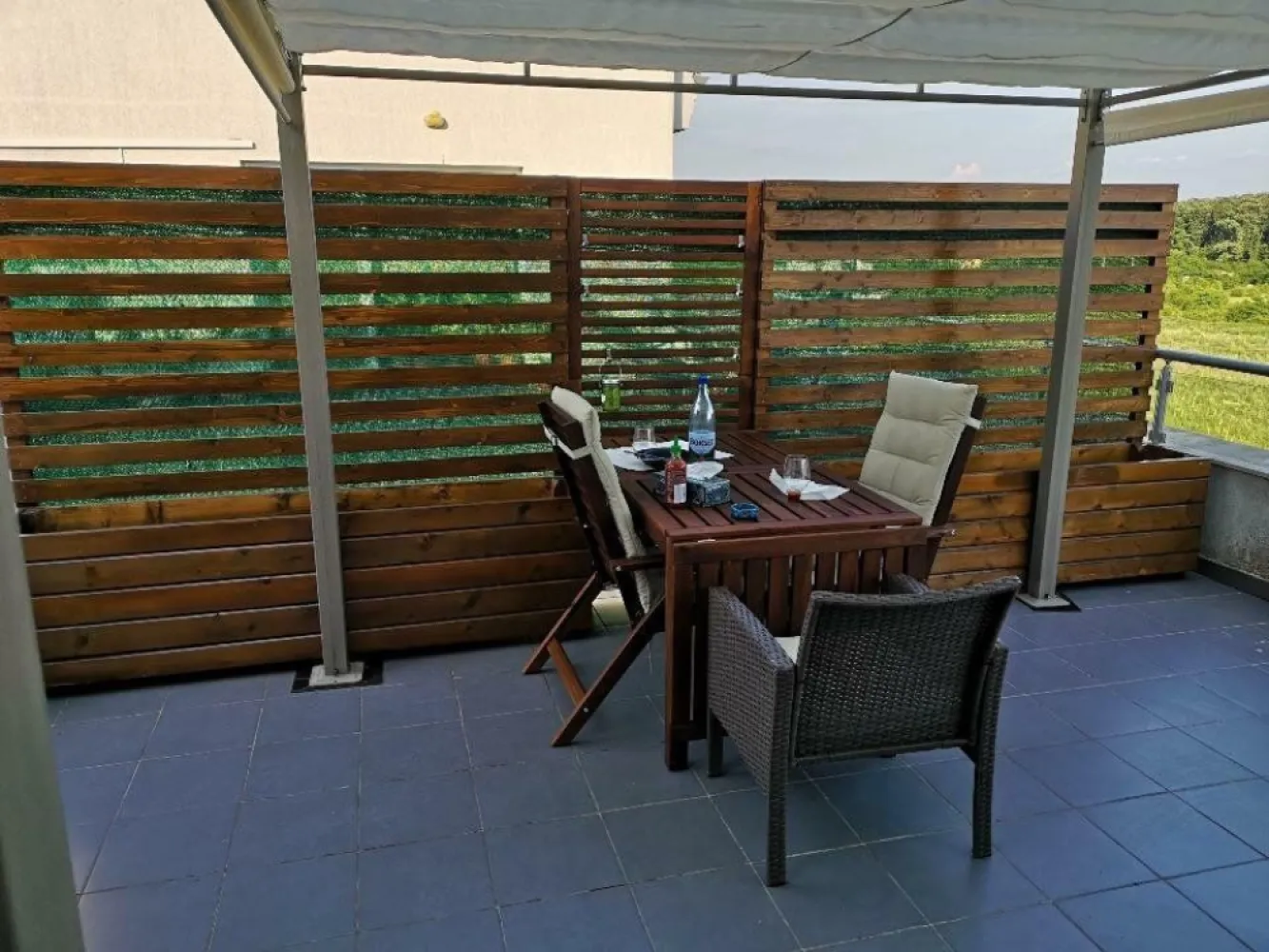 Apartament modern cu 2 camere de vânzare [PROPRIETAR] - Bună! Sunt proprietarul acestui apartament minunat, situat în Complexul Felicity, o locaţie de vis lângă Pădurea Băneasa. Dacă eşti în căutarea unui loc care îmbină confortul modern cu liniştea naturii, ai găsit locul potrivit! Detalii apartament: Suprafaţă: 60 mÂ˛ Camere: 2 (un dormitor primitor şi un living spaţios) Baie: 1 Etaj: 5 într-o clădire modernă, cu finisaje de cea mai înaltă calitate Elemente speciale: Terase generoase: Două terase superbe de 43 mÂ˛ şi 9 mÂ˛, perfecte pentru momente de relaxare şi recreere. Locuri de parcare: 2 locuri de parcare subterane, asigurând siguranţă şi confort. Facilităţi: Sistem de climatizare Încălzire centrală Acces la toate facilităţile complexului: piscine, spa şi săli de sport Locaţie: Apartamentul are o amplasare excelentă, aproape de pădure, oferindu-ţi şansa de a te bucura de natură în fiecare zi. În vecinătate se găsesc magazine (Mall Baneasa) , Academia de Politie, Ambasada Americii, complex Stejarii, etcâ€Ś Preţ: 120.000 EUR negociabil Nu rata ocazia de a deveni proprietarul acestui apartament minunat, ideal pentru un stil de viaţă modern şi confortabil! Contactează-mă pentru a programa o vizionare şi pentru a descoperi farmecul acestui spaţiu!
