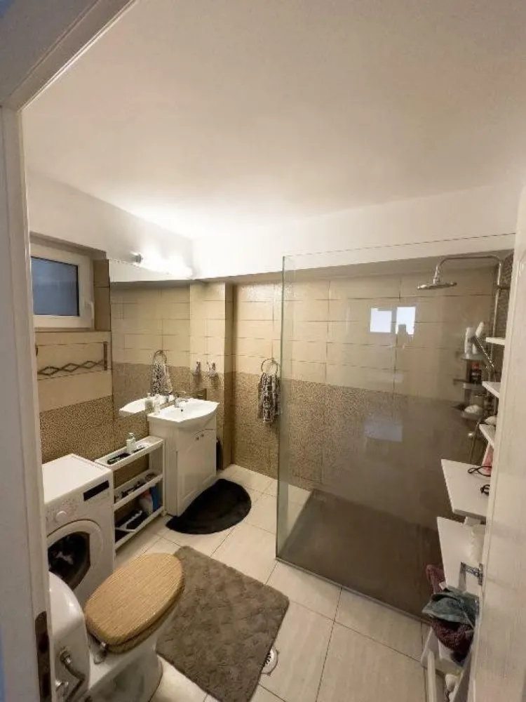 Ag BRASADAS vinde Ap 2 cam DEMISOL 2016 + Garaj DOROBANTI. - Agenția BRASADAS vinde apartament cu 2 camere in zona Dorobanti/Floreasca, in bloc tip Boutique, P+3 (7 apartamente total), an constructie 2015, foarte luminos, spatios, bine compartimentat, living openspace, debara cu spatiu de depozitare amenajat. Se vinde MOBILAT, UTILAT, jaluzele interioare si exterioare aluminiu automate, alarma apartament, sistem de iluminare Philiphs HUE si detine un loc de PARCARE in subteran, care se poate achizitiona separat (15000 eur). Pentru mai multe oferte accesați www.brasadas.com.