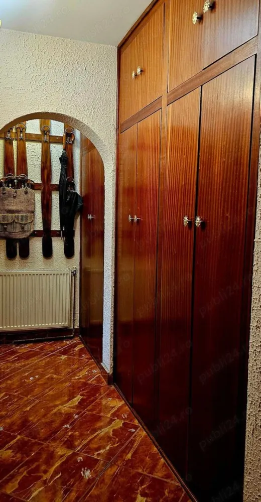Apartament 4 camere, decomandat. Sector 1 - Vand apartament, strada Iani Buzoiani 1, Bl. 16A, având 4 camere si vedere spre parcul Ragina Maria, decomandat, etaj 2 10, usa metalica, parchet lemn masiv in fiecare camera, gresie, faianta, geamuri termopan, tamplarie Gealan cu sprosuri, centrala proprie cu contract la zi Romstal cu calorifere in fiecare camera si cu incalzire in pardoseala pe holuri si in bucatarie, doua balcoane (unul cu vedere catre parc si verdeata, al doilea cu vedere in spatele blocului), doua aere conditionate (unul in dormitorul matrimonial si celalalt pe hol), doua bai (una cu cada jacuzzi si cealalta are cabina dus cu hidromasaj si radio), dressing, interfon. Apartamentul este prevazut cu alarma cu senzori (monitorizare si interventie Nei Guard). Zona este linistita,langa parcul Regina Maria, Scoala la 3 minute de mers pe jos; 1 min. de statia tramvaiului 41 si 5 min. de metrou Crangasi, 10 min. de Gara de Nord, 10 min. Parcul Herastrau, 10 min. Piata Victoriei Blocul, construit in 1981, a fost reabilitat, renovat,inlocuit ascensorul, etc., acum doi ani (2022,). Proprietar! Vă așteptăm la vizionat. Merită!