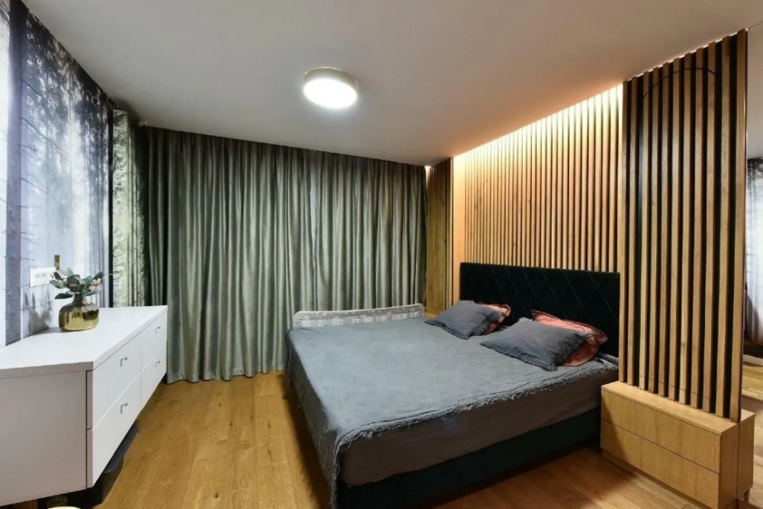 Apartament Duplex 5 camere Aviatiei - Cloud 9 Residence Lux - **Oportunitate rară în Aviaţiei - Herastrău - Pipera: Proprietate perfectă pentru familii cu copii** Descoperiţi acest imobil de lux, complet echipat şi mobilat, ideal pentru o familie activă în inima Bucureştiului. **Caracteristici principale:** - **Tip imobil:** Duplex, format din 2 apartamente alipite, cu 5 camere - **Suprafaţă construită:** 200 mp şi curte de 30 mp în complexul Cloud 9 Residence - **Finisaje de lux:** Design interior realizat de un specialist cu atentie la compartimentare si eficientizare unitati locative de lux - **Mobilă şi pardoseală:** Lemn masiv de cea mai înaltă calitate, parchet din lemn natural **Locaţie privilegiată:** - **Conectivitate excelentă:** Metrou Aviaţiei la 8 minute pe jos, aproape de DRPCIV şi Carrefour Market în incinta complexului - **Recreere şi utilităţi:** Parcul Herăstrău şi Ponderas la scurtă distanţă cu maşina - **Accesibilitate:** Aeroportul Băneasa în 15 minute şi Otopeni în 20 minute cu maşina **Dotări şi facilităţi:** - **Spaţii generoase:** 4 dormitoare, dressing separat, living cu înălţime de 6 m - **Bucătărie complet mobilată şi utilată:** Equipată pentru confortul maxim al familiei - **Confort modern:** Sistem smart home pentru controlul eficient al temperaturii şi încărcare auto electrică **Alte detalii:** - **Parcare:** Locuri disponibile contra cost, în apropierea liftului de la etajul -1 si cu statie de incarcare electrica. - **Preţ:** 649.000 EURO + TVA Acest imobil unic reprezintă o oportunitate de neegalat pentru cei care apreciază confortul şi luxul într-o locaţie centrală din Bucureşti.