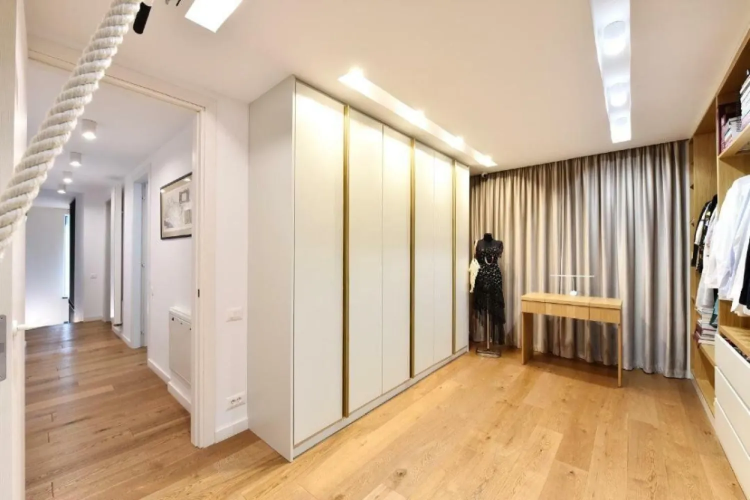 Apartament Duplex 5 camere Aviatiei - Cloud 9 Residence Lux - **Oportunitate rară în Aviaţiei - Herastrău - Pipera: Proprietate perfectă pentru familii cu copii** Descoperiţi acest imobil de lux, complet echipat şi mobilat, ideal pentru o familie activă în inima Bucureştiului. **Caracteristici principale:** - **Tip imobil:** Duplex, format din 2 apartamente alipite, cu 5 camere - **Suprafaţă construită:** 200 mp şi curte de 30 mp în complexul Cloud 9 Residence - **Finisaje de lux:** Design interior realizat de un specialist cu atentie la compartimentare si eficientizare unitati locative de lux - **Mobilă şi pardoseală:** Lemn masiv de cea mai înaltă calitate, parchet din lemn natural **Locaţie privilegiată:** - **Conectivitate excelentă:** Metrou Aviaţiei la 8 minute pe jos, aproape de DRPCIV şi Carrefour Market în incinta complexului - **Recreere şi utilităţi:** Parcul Herăstrău şi Ponderas la scurtă distanţă cu maşina - **Accesibilitate:** Aeroportul Băneasa în 15 minute şi Otopeni în 20 minute cu maşina **Dotări şi facilităţi:** - **Spaţii generoase:** 4 dormitoare, dressing separat, living cu înălţime de 6 m - **Bucătărie complet mobilată şi utilată:** Equipată pentru confortul maxim al familiei - **Confort modern:** Sistem smart home pentru controlul eficient al temperaturii şi încărcare auto electrică **Alte detalii:** - **Parcare:** Locuri disponibile contra cost, în apropierea liftului de la etajul -1 si cu statie de incarcare electrica. - **Preţ:** 649.000 EURO + TVA Acest imobil unic reprezintă o oportunitate de neegalat pentru cei care apreciază confortul şi luxul într-o locaţie centrală din Bucureşti.