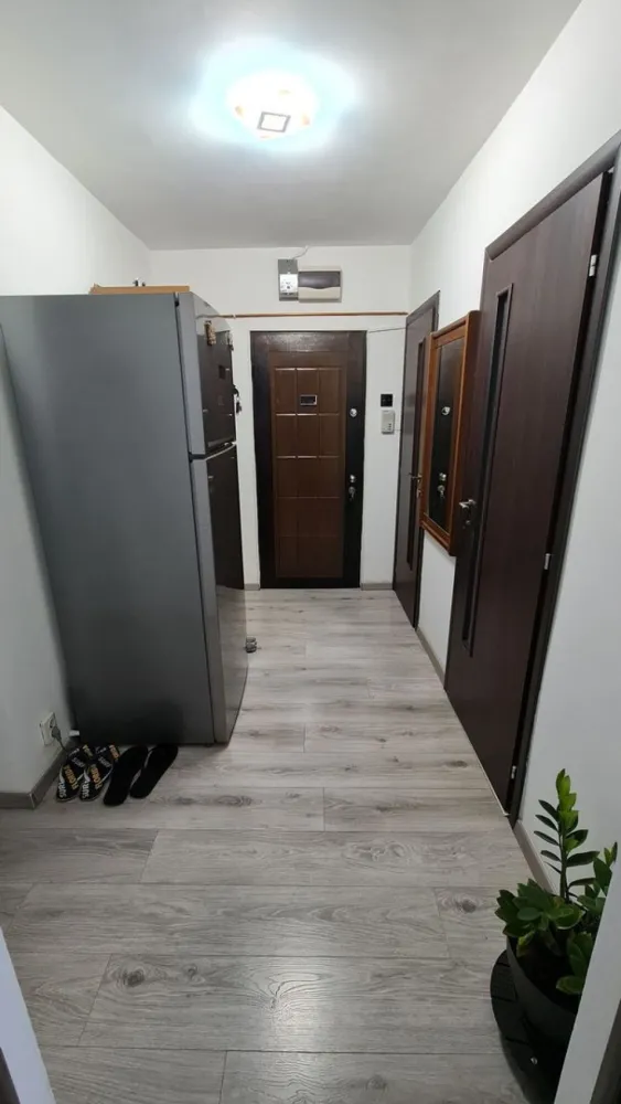 Apartament 4 Camere Berceni - 4 camere decomandat , renovat , aer cond , centrala , inst. cupru , parchet 12mm , 2 toalet , boxa , parcare , acte la zi , propietar , et.4/4 , zona buna ! zero sapte sapte doi unu sase noua opt patru patru ...