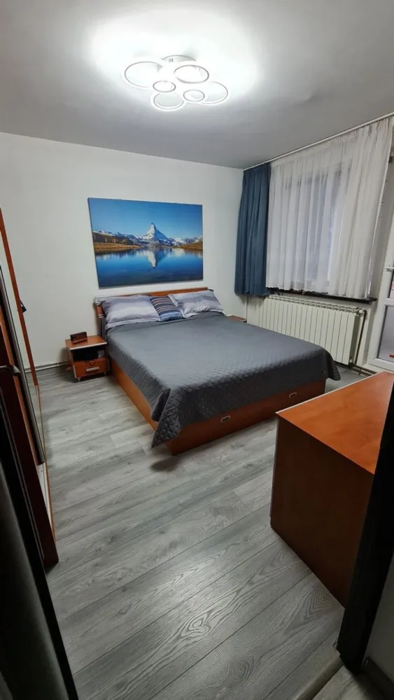 Apartament 4 Camere Berceni - 4 camere decomandat , renovat , aer cond , centrala , inst. cupru , parchet 12mm , 2 toalet , boxa , parcare , acte la zi , propietar , et.4/4 , zona buna ! zero sapte sapte doi unu sase noua opt patru patru ...