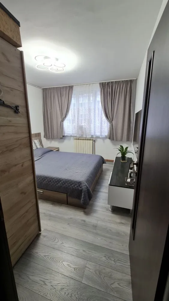 Apartament 4 Camere Berceni - 4 camere decomandat , renovat , aer cond , centrala , inst. cupru , parchet 12mm , 2 toalet , boxa , parcare , acte la zi , propietar , et.4/4 , zona buna ! zero sapte sapte doi unu sase noua opt patru patru ...