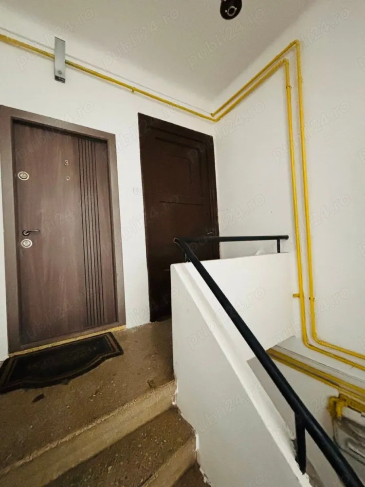 Vanzare apartament 3 camere - Apartament 3 camere in vila ( etaj 1), semidecomandat, 2 bai, 2 balcoane ( unul inchis si unul deschis) sala de fitness, curte, garaj si 1 loc de parcare separat ADP. Apartamentul se vinde complet mobilat ( 2 aere conditionate, masina de spalat, centrala proprie)