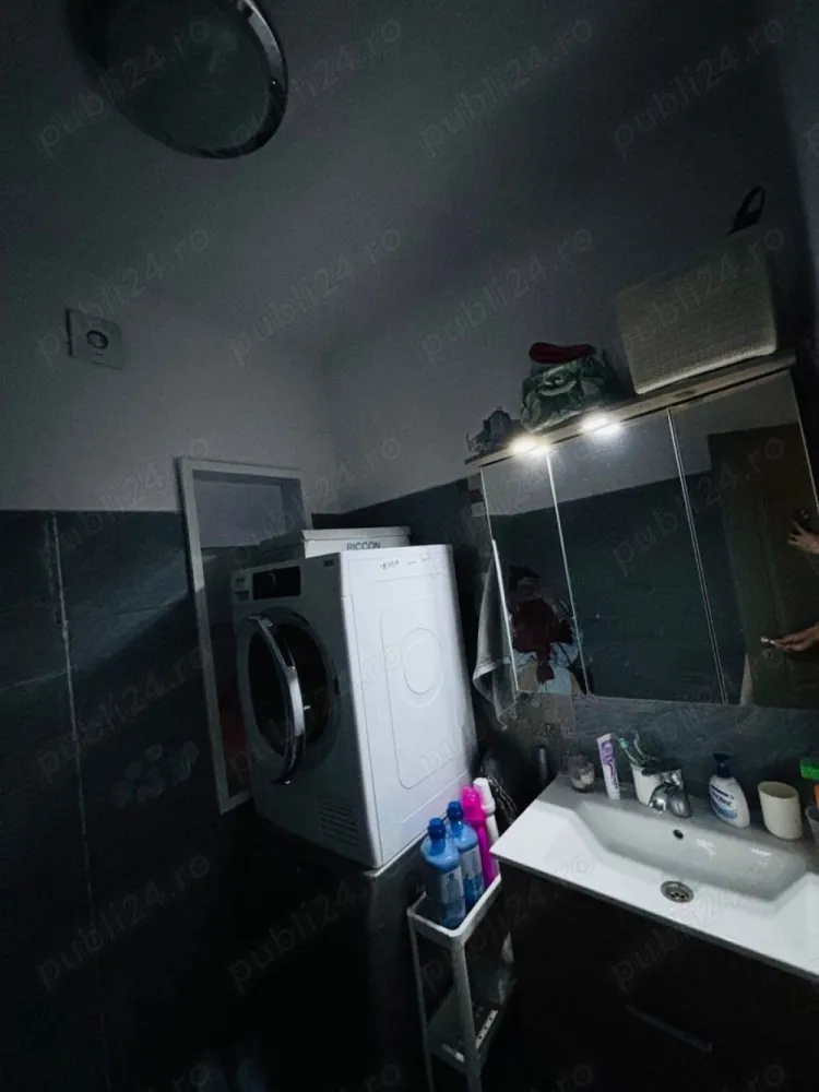 Vanzare apartament 3 camere - Apartament 3 camere in vila ( etaj 1), semidecomandat, 2 bai, 2 balcoane ( unul inchis si unul deschis) sala de fitness, curte, garaj si 1 loc de parcare separat ADP. Apartamentul se vinde complet mobilat ( 2 aere conditionate, masina de spalat, centrala proprie)