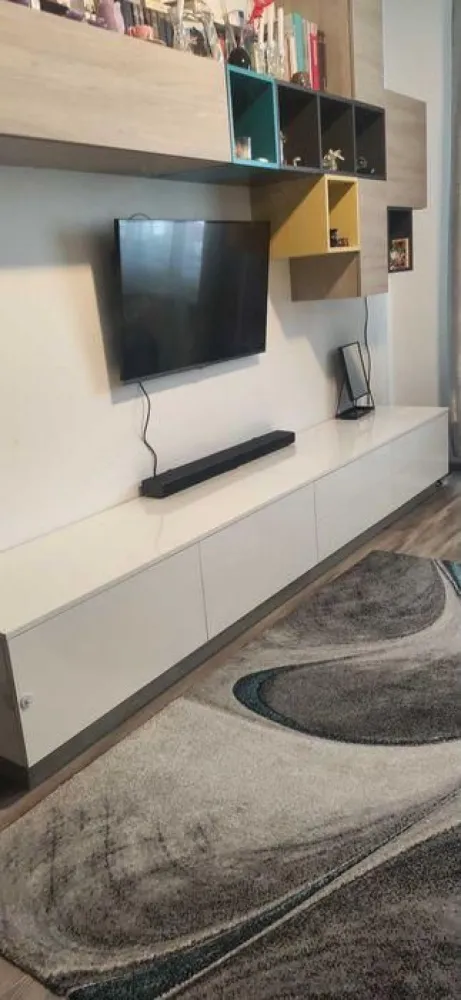 Apartament 3 camere Confort Urban - Apartamentul se vinde complet utilat şi mobilat. Dispune de 3 balcoane , dintre care 2 închise, 2 bai , centrala proprie, aer condiţionat, radiatoare cu termostat, mașina de spălat vase, uscător de rufe. Baile sunt echipate cu rezervoare îngropate, obiecte sanitare premium. Situat la etajul 5 , apartamentul are suprafaţa de 81 mp. Se află într-un cartier in continua dezvoltare, dispune de parc , supermarketuri Mega Image, LIDL. Autobuzul 117 are statie in complex şi ajunge la piata Unirii in 20 min. In apropiere sunt scoli , grădiniţe de stat şi private.
