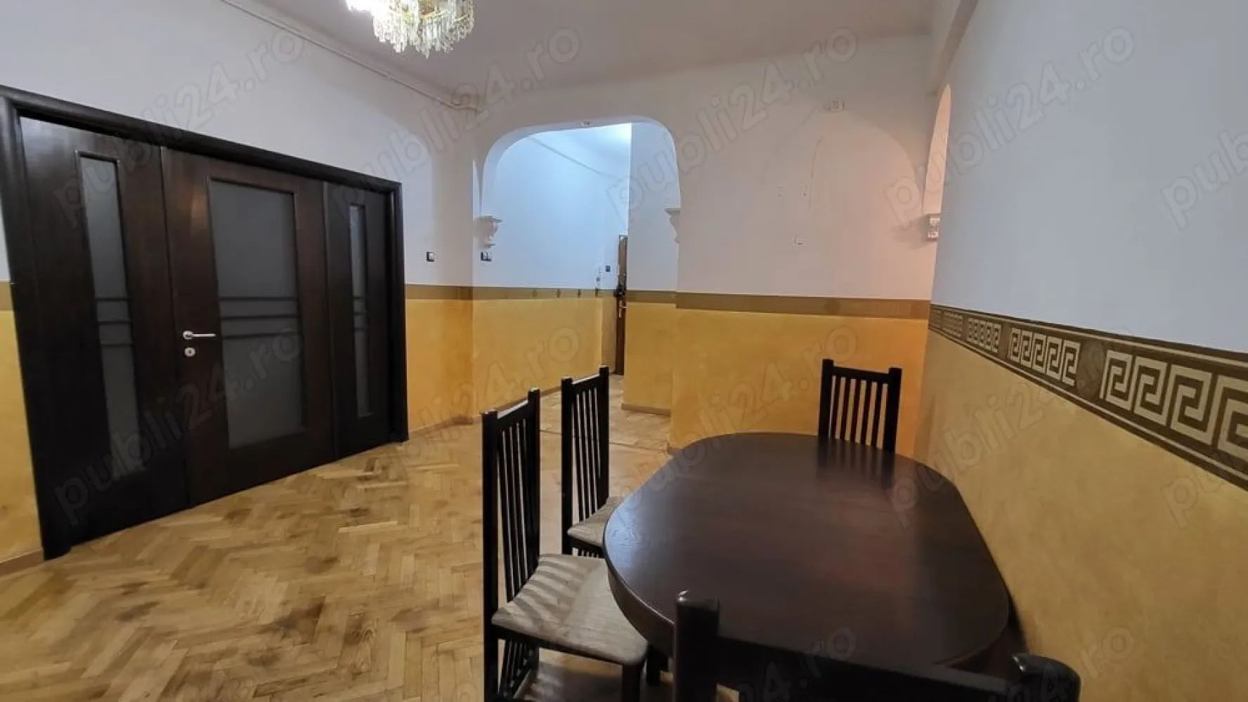 Apartament ultracentral Armeneasca 4camere 97mii - Apartament de lux ultracentral (Moșilor Vechi) zona Biserica Armeneasca (Str. Pictor Luchian nr.3) Etaj 1 din 5, la 10minute de mers pe jos de centrul vechi, 4 camere (living, birou, dormitor matrimonial cu baie proprie, camera dubla copii, baie de serviciu, bucătărie monderna izolata, balcon imens închis cu termopan, boxa subsol, lift, vedere exterioara din 3 unghiuri, foarte luminat, încălzire centrala proprie, parchet antic recondiționat, izolației intern, calorifere mari din fonta recondiționate, instalație sanitară nouă, termopan și tâmplărie lemn natur, rulouri exterioare aluminiu wenghe, cada hidromasaj, cabina dus, bucătărie utilată și mobilată, parcare proprie. Se vinde de urgență deoarece ne mutăm in provincie. Super preț 97mii euro negociabil .tel