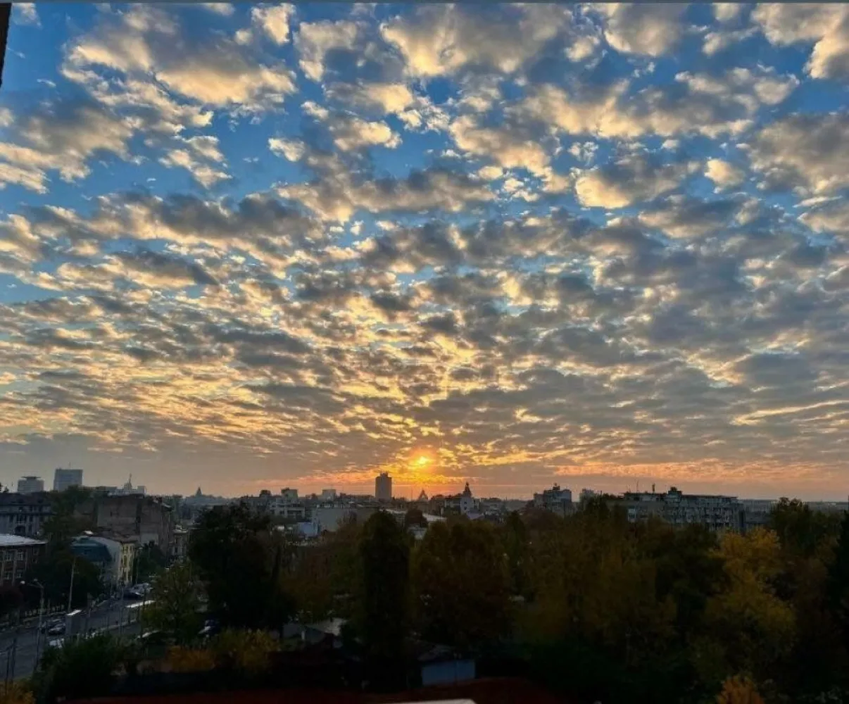 Penthouse lux ultracentral etaj 7 Opera Cotroceni - Penthouse 300 mp plus terasa deasupra de 200 mp cu vederi spectaculoase asupra Bucurestiului. Spatiul este necompartimentat si poate fi amenajat la cerere.