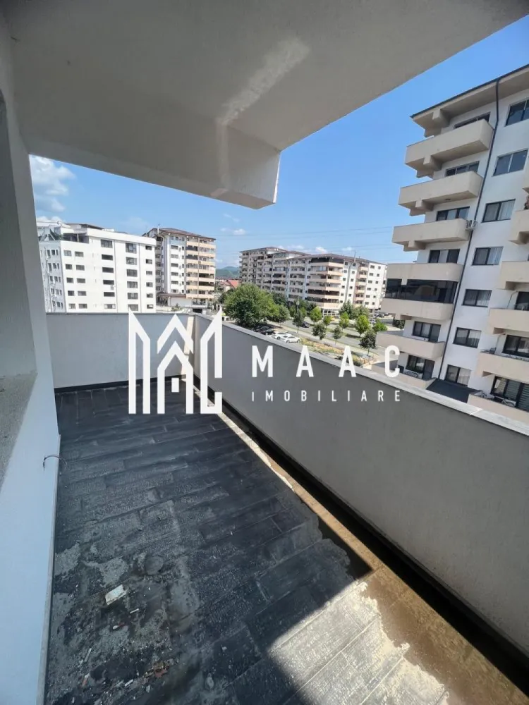 Apartament 3 camere | Dem Radulescu | etaj 3 - Se vand 2 apartamente cu 3 camere situate pe Bulevardul Dem Rădulescu la etajele 3 și 5 având suprafeța totala de 120 mp și utila de 90 mp, fiind compartimentat astfel: - living cu bucătărie open space - 2 dormitoare - 2 grupuri sanitare ( unul este in dormitorul matrimonial ) - 1 balcon de 13 mp - 1 terasa de 20 mp - incalzire in pardoseala Dispune de loc de parcare exterior. Apartamentul se preda finisat la cheie, cumpărătorul având posibilitatea de a alege gresia, pachetul, ușile după bunul plac. Termen de finalizare Decembrie 2025. id - CP2779733 }}
