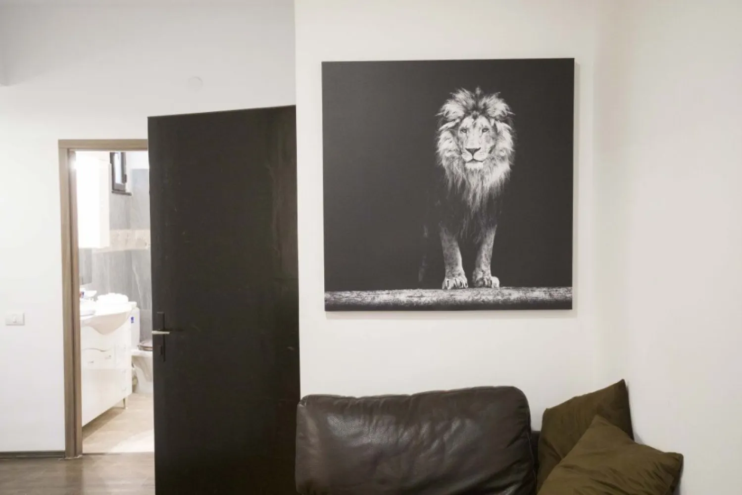De vanzare Apartament cu 4 camere si dependite- Ultra central- strada sepcari 9 - De vanzare Apartament cu 3 camere si dependite- zona central apartament e renovat recent si in stare bun