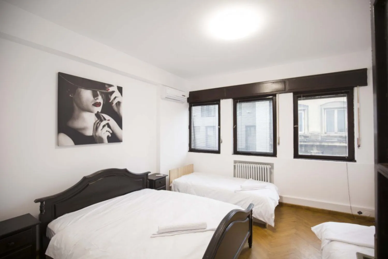 De vanzare Apartament cu 4 camere si dependite- Ultra central- strada sepcari 9 - De vanzare Apartament cu 3 camere si dependite- zona central apartament e renovat recent si in stare bun