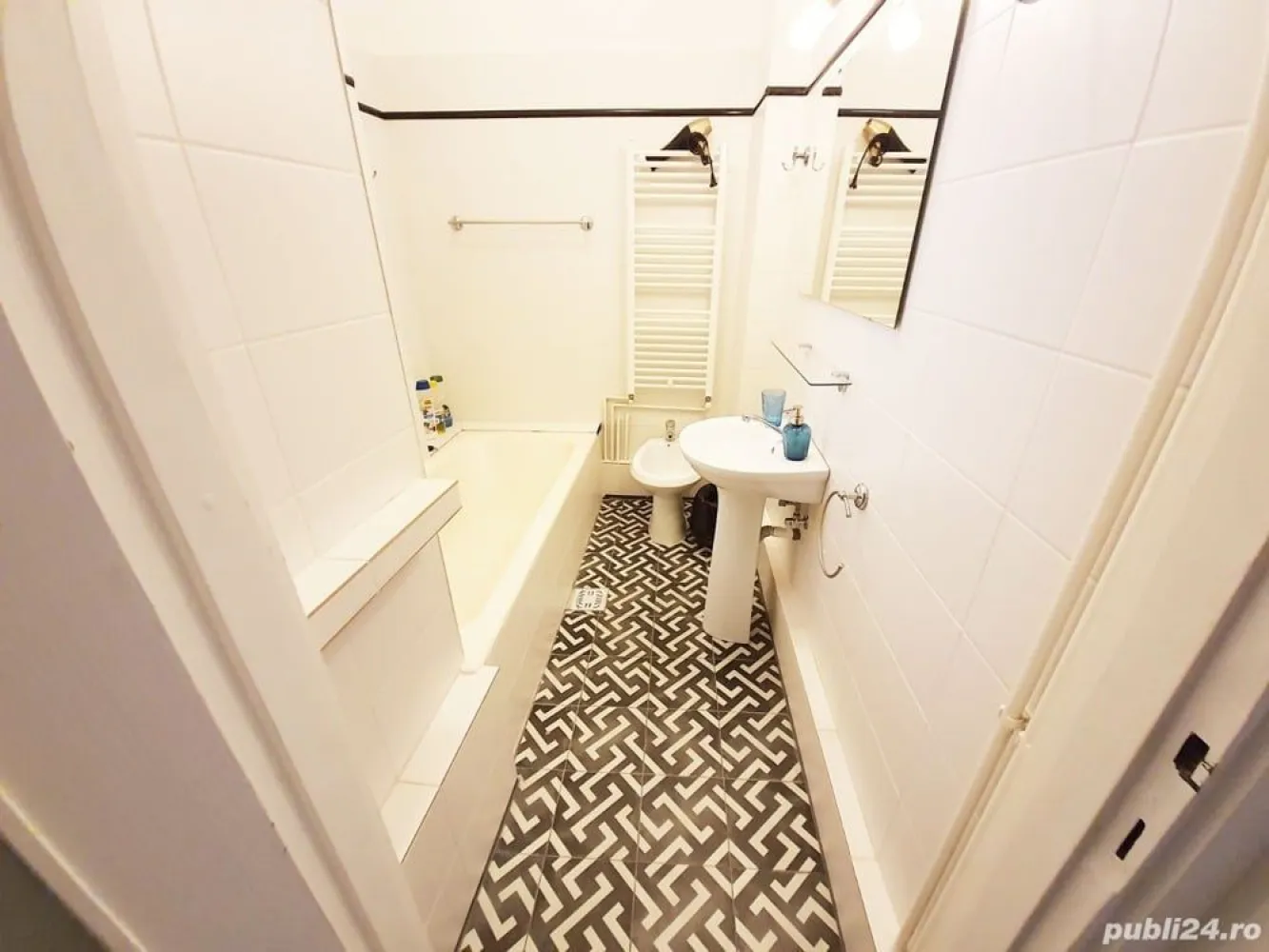 Apartament ultracentral cu vedere superbă, super investiție - Un apartament superb cu o vedere extraordinara situat pe Calea Victoriei la etajul 9 12, luminos, 3 balcoane mari, 2 grupuri sanitare, camere mari și înalte, centrală proprie, parchet de lemn, se vinde cu mobila care se află în locuință, inclusiv aparatura electrocasnică, aer condiționat, tâmplărie PVC gri antracit, aparate de aer condiționat. Apartamentul dispune și de o boxă la demisol bine întreținută. Față de fotografiile afișate, apartamentul a fost renovat și arată diferit.