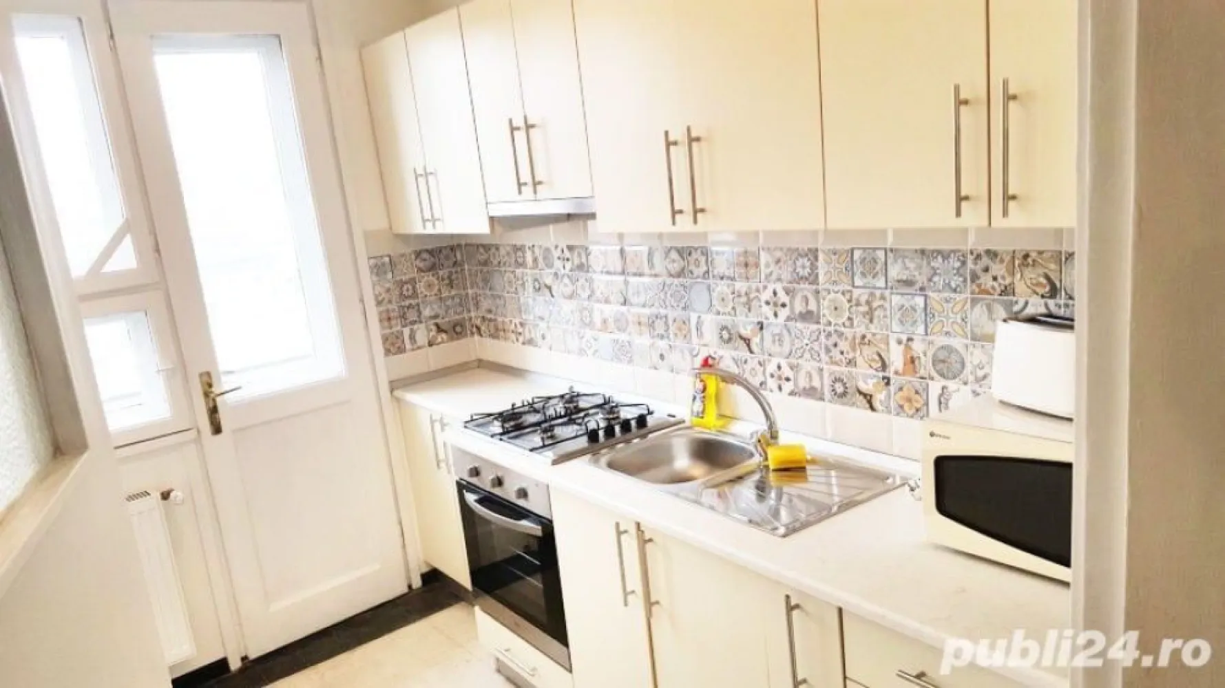 Apartament ultracentral cu vedere superbă, super investiție - Un apartament superb cu o vedere extraordinara situat pe Calea Victoriei la etajul 9 12, luminos, 3 balcoane mari, 2 grupuri sanitare, camere mari și înalte, centrală proprie, parchet de lemn, se vinde cu mobila care se află în locuință, inclusiv aparatura electrocasnică, aer condiționat, tâmplărie PVC gri antracit, aparate de aer condiționat. Apartamentul dispune și de o boxă la demisol bine întreținută. Față de fotografiile afișate, apartamentul a fost renovat și arată diferit.