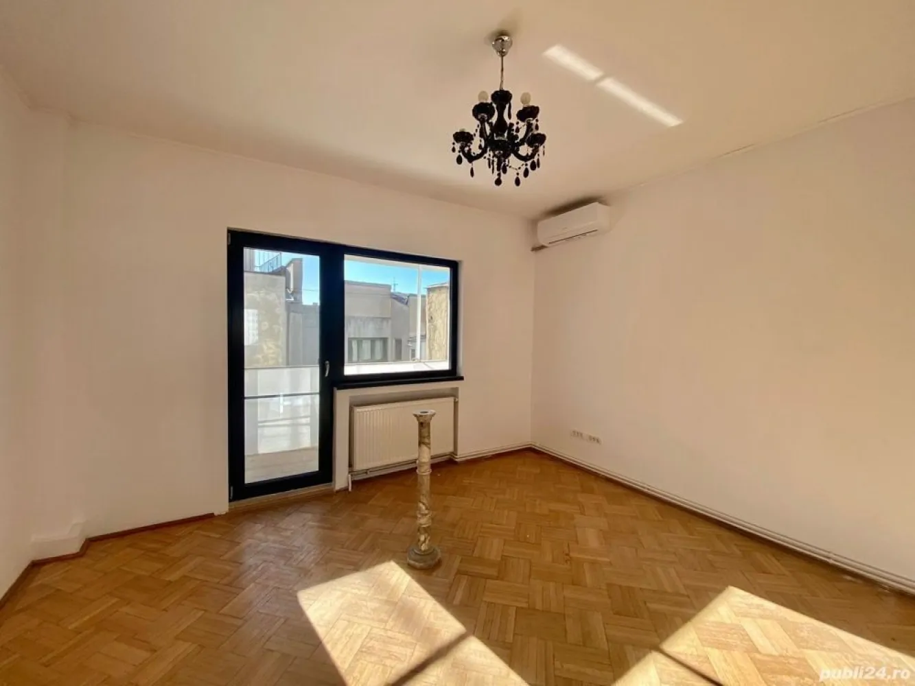 Apartament ultracentral cu vedere superbă, super investiție - Un apartament superb cu o vedere extraordinara situat pe Calea Victoriei la etajul 9 12, luminos, 3 balcoane mari, 2 grupuri sanitare, camere mari și înalte, centrală proprie, parchet de lemn, se vinde cu mobila care se află în locuință, inclusiv aparatura electrocasnică, aer condiționat, tâmplărie PVC gri antracit, aparate de aer condiționat. Apartamentul dispune și de o boxă la demisol bine întreținută. Față de fotografiile afișate, apartamentul a fost renovat și arată diferit.