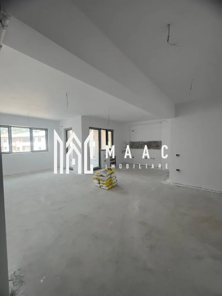 Apartament 3 camere | Dem Radulescu | etaj 3 - Se vand 2 apartamente cu 3 camere situate pe Bulevardul Dem Rădulescu la etajele 3 și 5 având suprafeța totala de 120 mp și utila de 90 mp, fiind compartimentat astfel: - living cu bucătărie open space - 2 dormitoare - 2 grupuri sanitare ( unul este in dormitorul matrimonial ) - 1 balcon de 13 mp - 1 terasa de 20 mp - incalzire in pardoseala Dispune de loc de parcare exterior. Apartamentul se preda finisat la cheie, cumpărătorul având posibilitatea de a alege gresia, pachetul, ușile după bunul plac. Termen de finalizare Decembrie 2025. id - CP2779733 }}