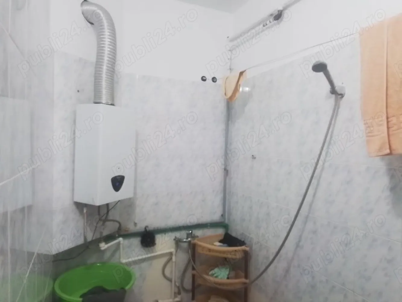 vânzări imobiliare casa - Proprietar vând parter de vila în curte comună zona Piața Alba Iulia Uniri adiacent vila are p+1suprafata de 90mp utila +cota aferenta teren sub casa pivniță + curte .toate documentele necesare și fără datorii la zi imobilul este în strada Popa nan colaborez și cu agenții imobiliare doresc seriozitate maxima.