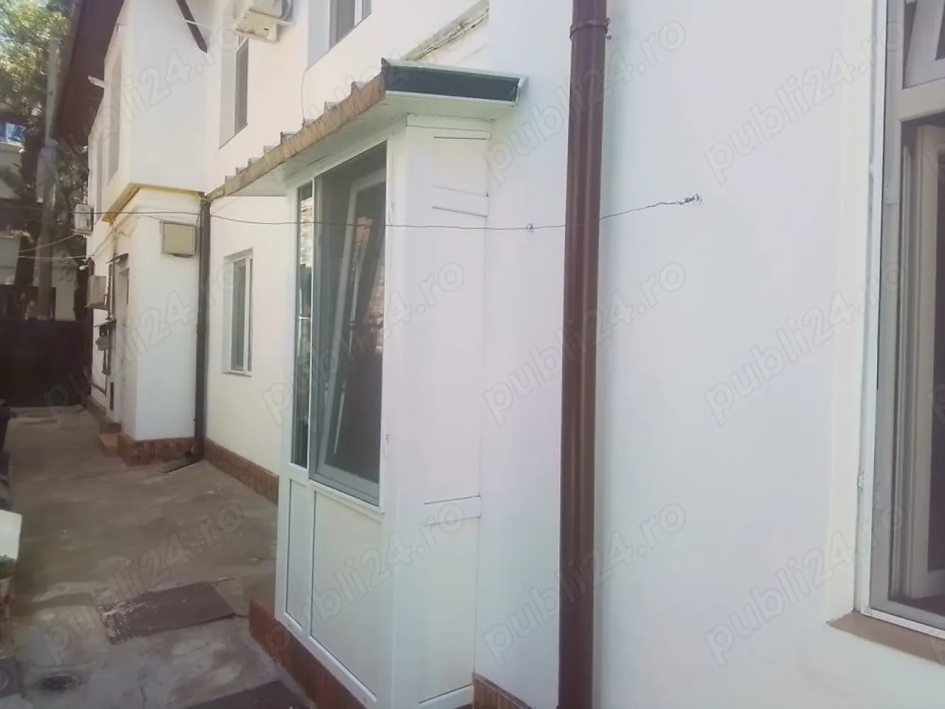 vânzări imobiliare casa - Proprietar vând parter de vila în curte comună zona Piața Alba Iulia Uniri adiacent vila are p+1suprafata de 90mp utila +cota aferenta teren sub casa pivniță + curte .toate documentele necesare și fără datorii la zi imobilul este în strada Popa nan colaborez și cu agenții imobiliare doresc seriozitate maxima.