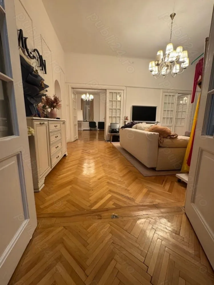 Apartament în Vila Unirii - Se închiriază apartament în vila 4 camere ,1 baie,1 bucătărie,1 hol,scara interioară privată în zona Unirii cu ieșire la tribunal .140m. A fost renovată recent fiecare cameră dispune de aer condiționat ,încălzirea centrala pe gaz nouă , interfon cu cameră sistem de camere supraveghere. Ideală studio foto ,show-room ,birou sau cabinet ! Casa a fost reabilitată și renovată nu deține bulină roșie