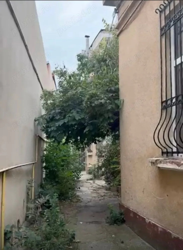 Vând teren + casă zona centrală - Vând teren + Casă compusă din două corpuri , unul are Sp+P+M - 225mp,al doilea doar parter 131 mp, cu o suprafață de 356mp, teren 524mp, deschidere la strada 14 m, toate utilitățile, singur curte, actele în regulă. Se află în zona centrală între strada Mihai Eminescu și Ștefan cel Mare, din strada Viitorului în sectorul 2 strada Profesor Ion Ursu