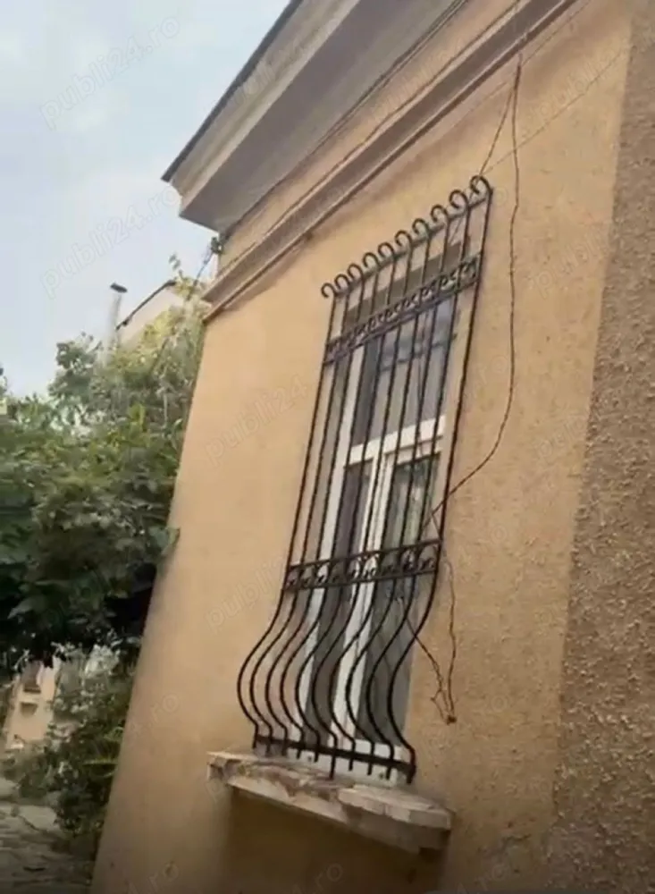 Vând teren + casă zona centrală - Vând teren + Casă compusă din două corpuri , unul are Sp+P+M - 225mp,al doilea doar parter 131 mp, cu o suprafață de 356mp, teren 524mp, deschidere la strada 14 m, toate utilitățile, singur curte, actele în regulă. Se află în zona centrală între strada Mihai Eminescu și Ștefan cel Mare, din strada Viitorului în sectorul 2 strada Profesor Ion Ursu