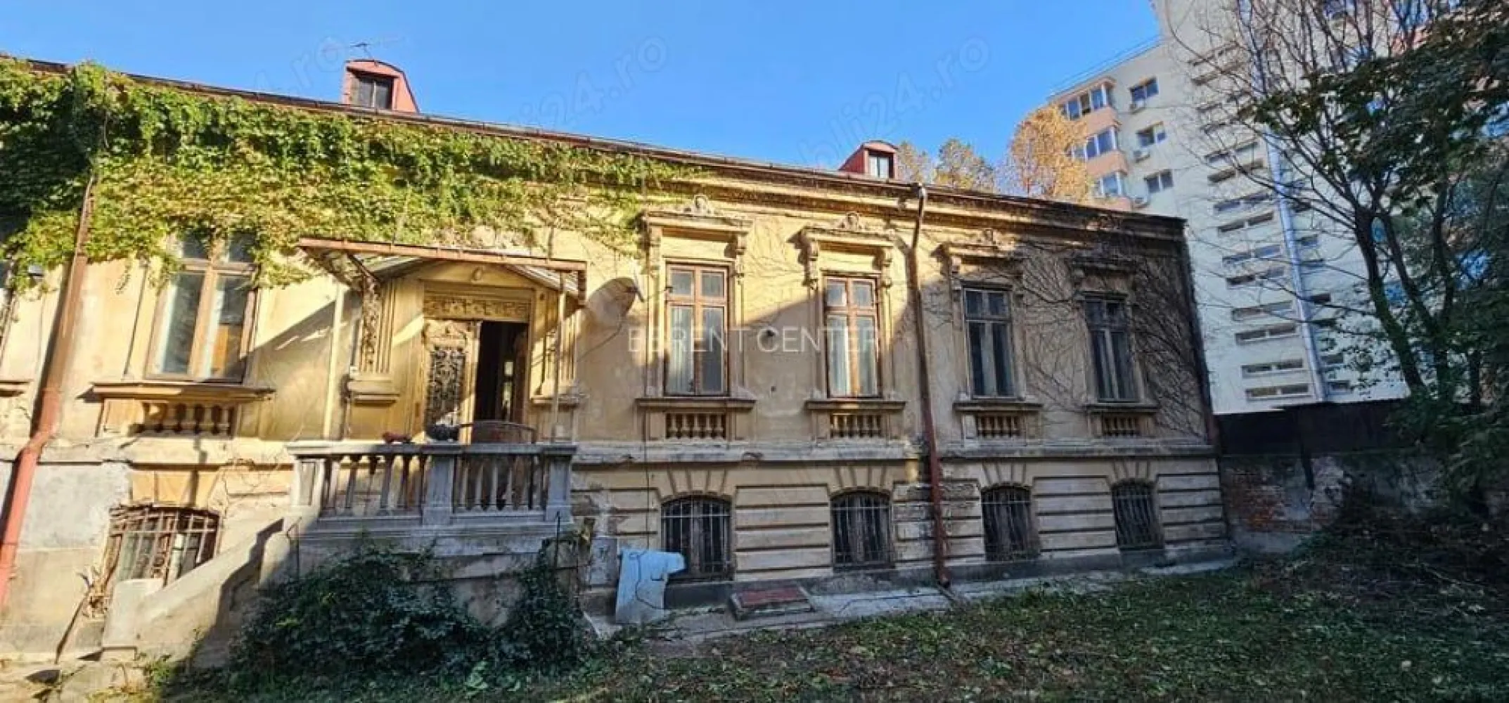 Proprietate exceptionala - Armeneasca - Cercului 2A - Proprietate de exceptie ( casa + teren), zona Armeneasca, strada Cercului 2A. - casa- constructie 1928 - 321 mp utili ( 516 mp construiti) + teren - 541 mp - raritate pentru întreaga zona. Casa este dispusa pe subsol + demisol+ parter+ pod, separat exista o pivniță de 80 mp. Extrem de versatila, proprietatea poate fi renovata și pretabila pentru spatiu rezidential sau orice alta activitate liberala ( cabinet avocat, notarial, medical,restaurant, etc). Extrem de atractiv pentru in investitor, exista un studiu istoric și un proiect de dezvoltare pentru un imobil nou - P+3, care poate fi predat viitorilor proprietari. Deschiderea terenului este foarte generoasa, de 15 ml la strada Cercului. Exista contracte de utilitati, iar proprietatea nu a avut niciodată probleme juridice ( a fost permanent în proprietatea privata)