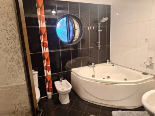 Închiriez vilă situata central