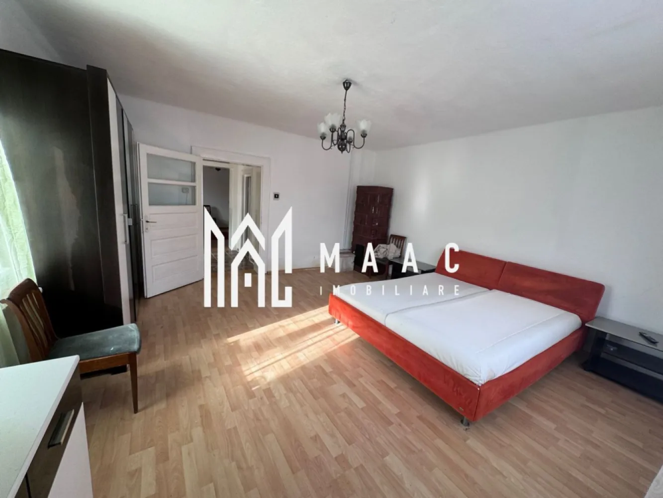 Casa individuala | 4 camere | 2 corpuri | zona Turnisor - Maac Imobiliare va prezinta spre vanzare o casa individuala alcatuita din 2 corpuri de cladire, situata in zona Turnisor. Corpul1 este alcatuit din 2 camere, bucatarie, baie. Exista 2 cai de acces si incalzirea se face prin centrala si calorifere. Celalalt corp detine 2 camere, baie, modulul de bucatarie fiind prezent in living. Incaperile sunt decomandate iar incalzirea se face prin centrala si calorifere. In spatele acestor cladiri se afla zona de anexe unde gasim: grajd, magazie, pivnita, bucatarie de vara iar in spatele acestora o gradina generoasa. Proprietatea permite accesul auto si se preteaza perfect ca rezidenta unifamiliala cat si plurifamiliala, orientarea e una favorabila, insorita, sud-est. Sunt prezente toate utilitatile: apa, gaz, curent, gazul si curenul fiind contoritzate separat, apa la comun. Acoperisul e din tigla, bine intretinut. Se poate vinde prin orice metoda de plata. Pentru mai multe detalii precizati telefonic ca ati vazut anuntul cu ID: CP2779607 }}